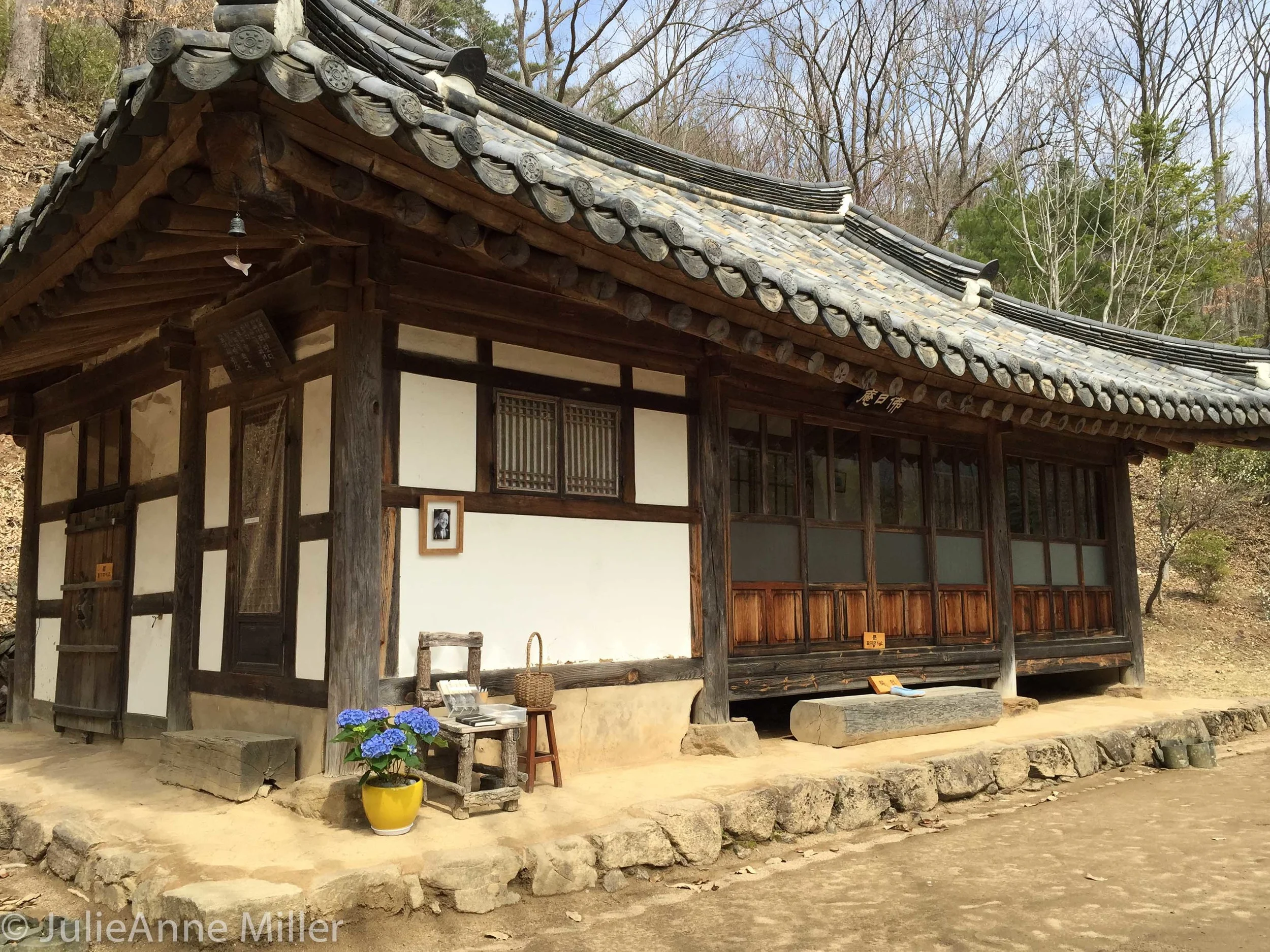 Beopjeong Sunim Bulil Hermitage, Korea