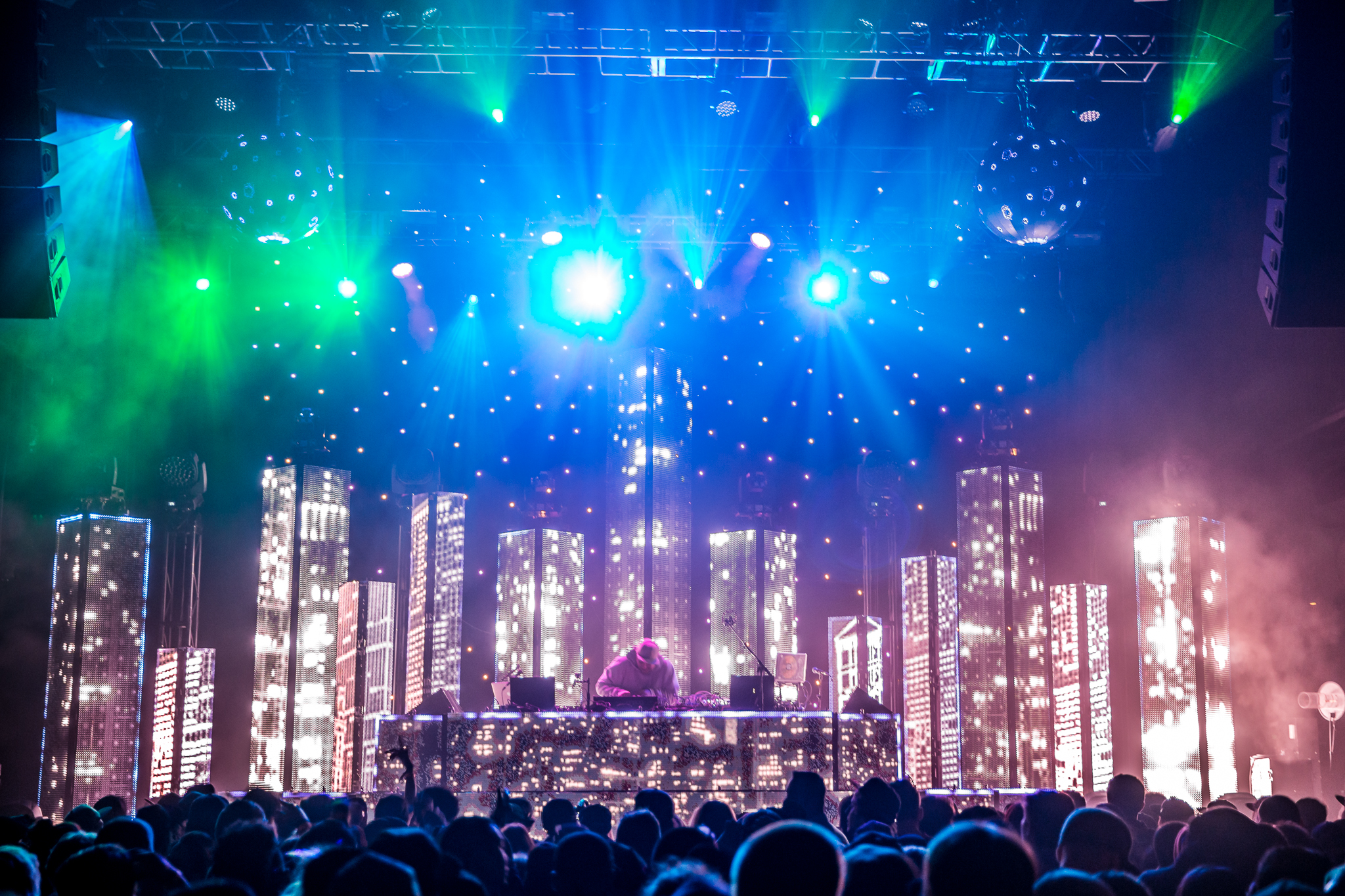 PL_nye_vegas_alivecoverage-4.jpg