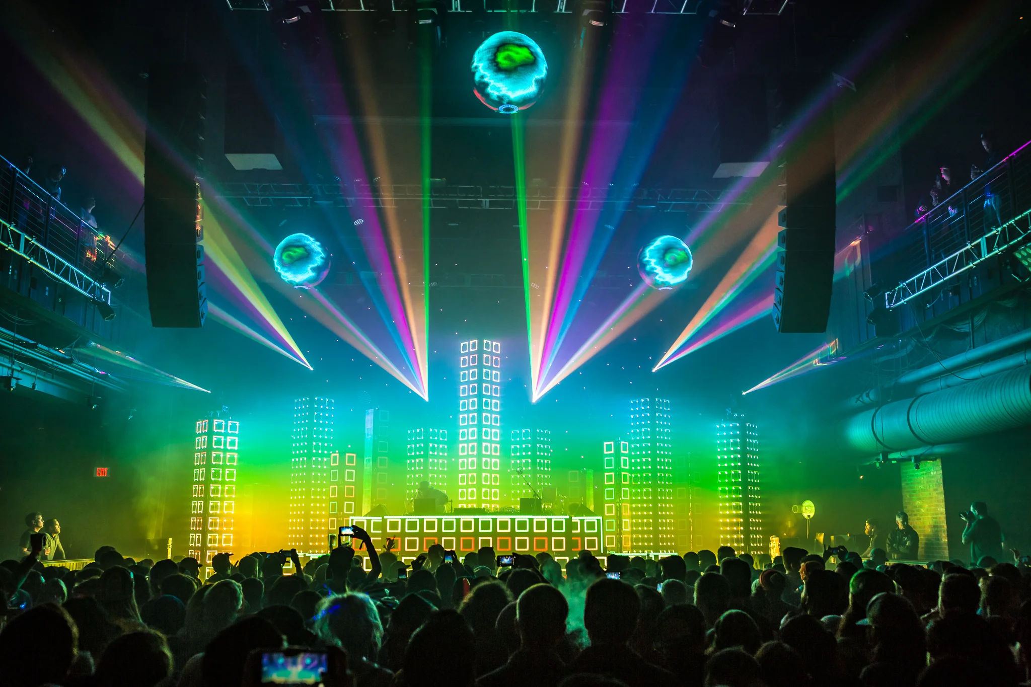 PL_nye_vegas_alivecoverage-7.jpg