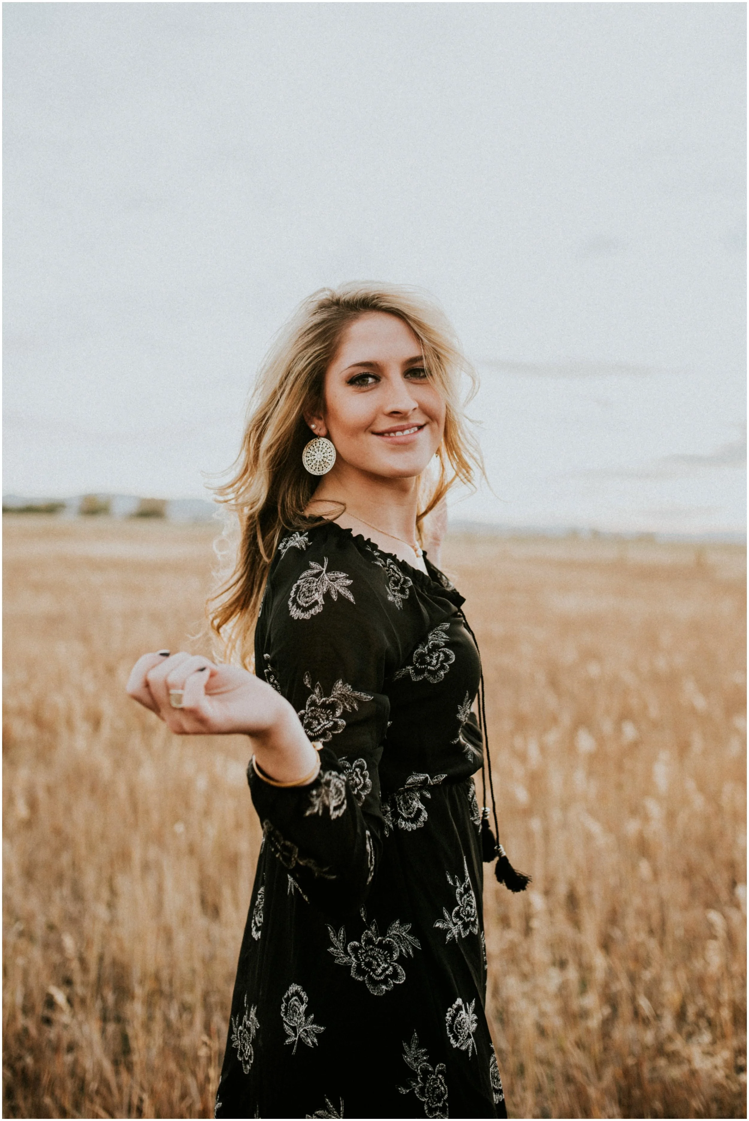 Makayla Madden Photography Boise Senior Photographer Idaho Fairfield Wheat Field Floppy Hat Senior Girl Outfit Ideas and Inspiration Miriam