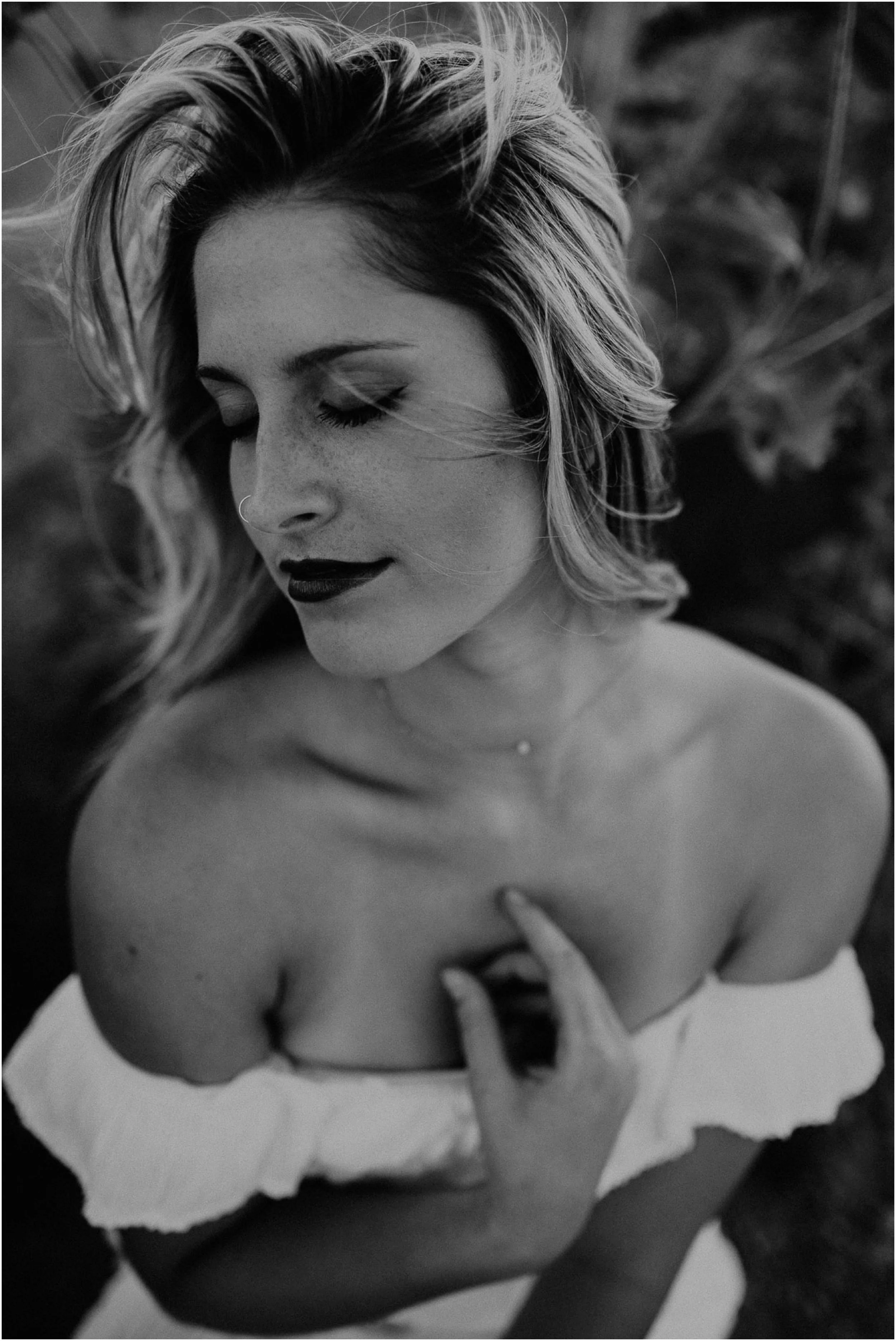Boise Senior Photographer Makayla Madden Photography Styling Boho Downtown Idaho Table Rock Swank Boutique Creative Senior Picture Ideas Inspiration Beautiful Black White Wind Raw Real Unique