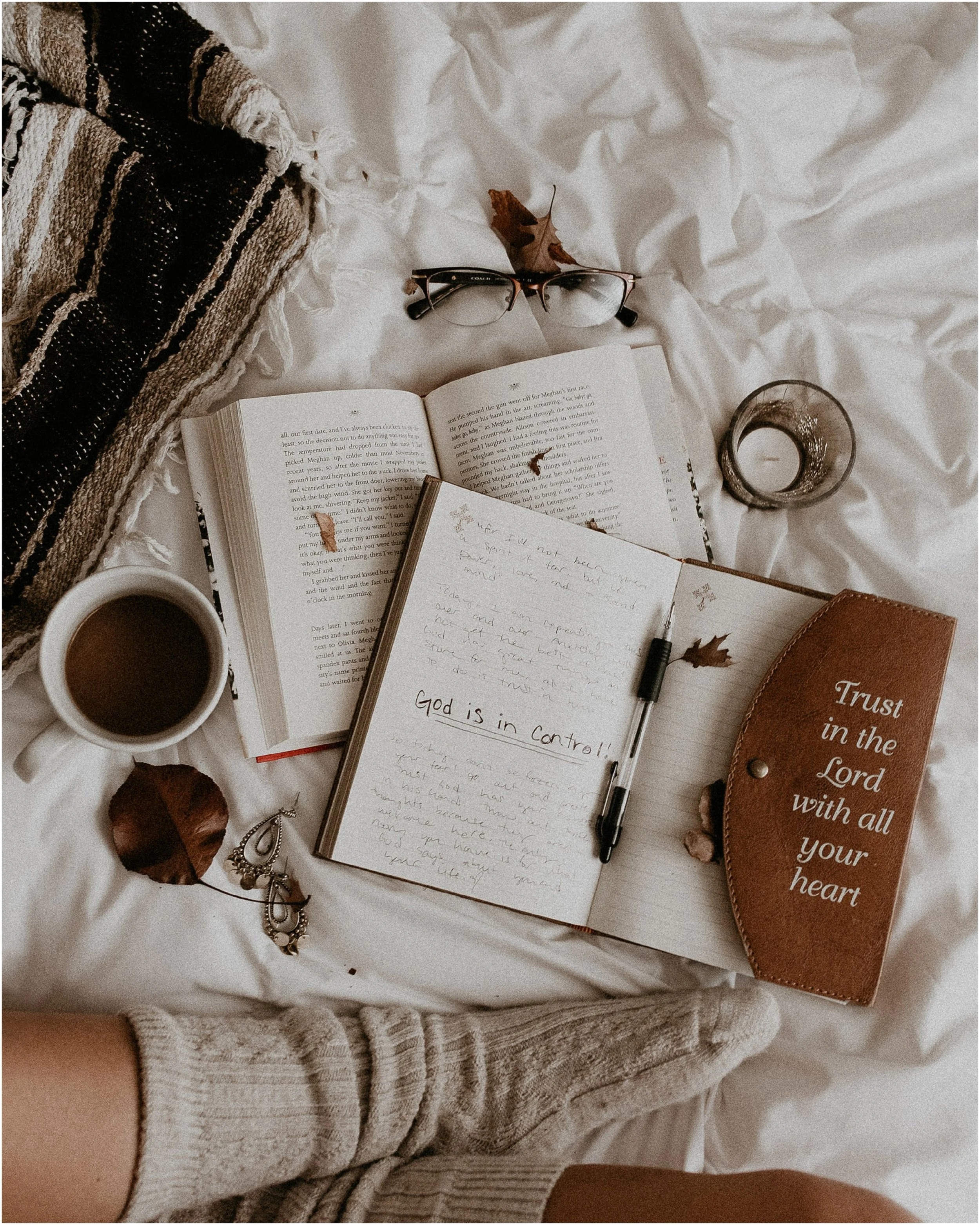 Boise Boudoir Photographer Boise Senior Photographer Makayla Madden Photography Cozy Winter Vibes Journaling Bookworm Reading Trust in the Lord
