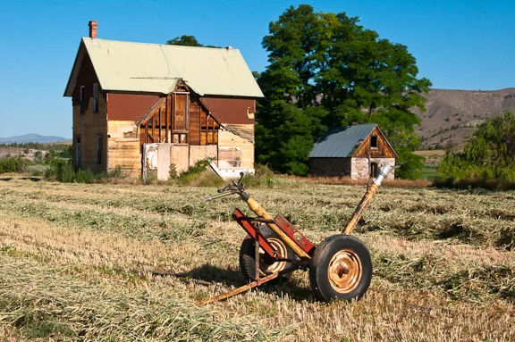 Abandoned farmhouse outside of Dayville. Photo by Lon Austin