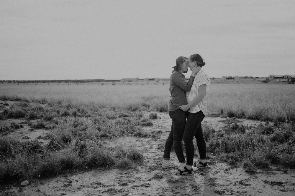 T+B_Desert_Couple_Session_Marfa_Texas_060.jpg