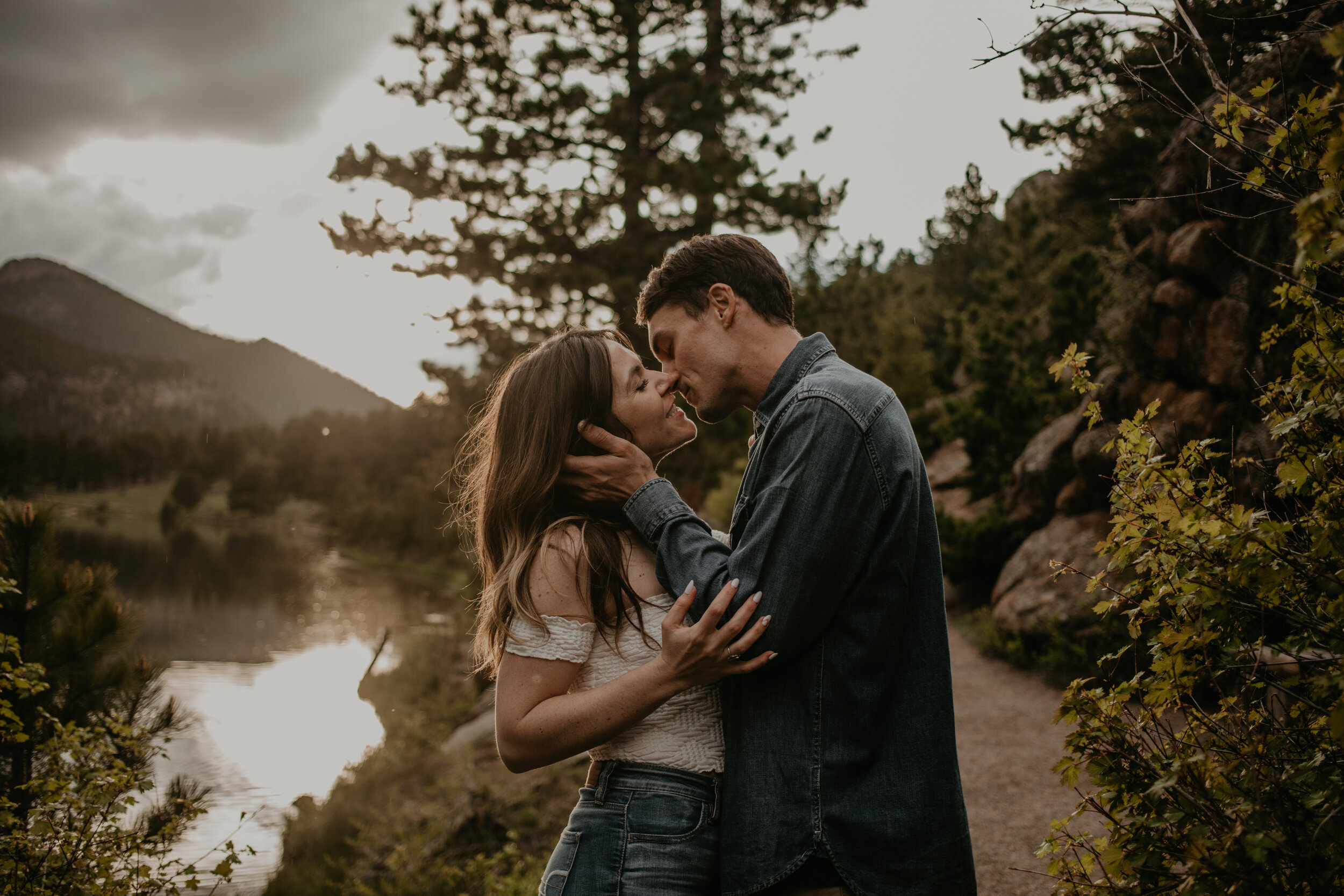 J+A_Rocky_Mountain_National_Park_Lily_Lake_Couple_Shoot_Inspiration_077.jpg