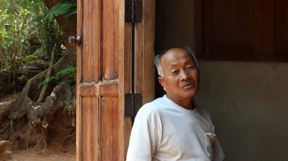 03-THAILAND_A_Pa_Pae_man_at_his_door.JPG