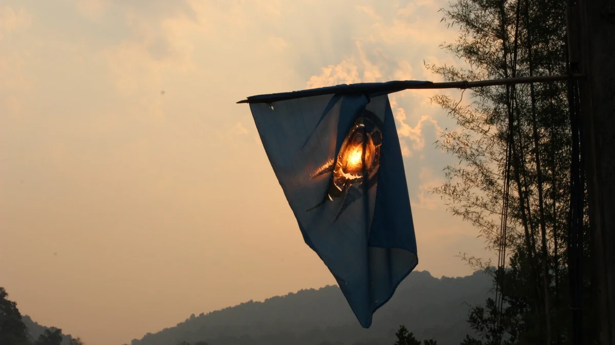 04-THAILAND_Sunset_through_a_flag_in_Pa_Pae.JPG
