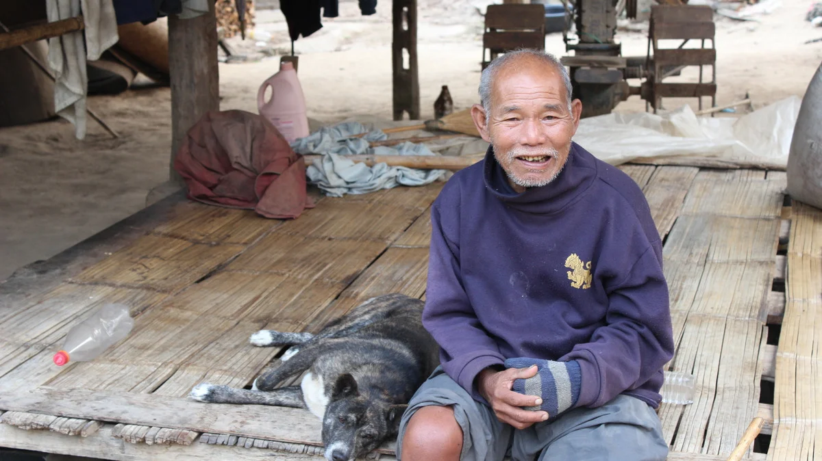 05-THAILAND_An_old_man's_best_friend_in_Pa_Pae.JPG