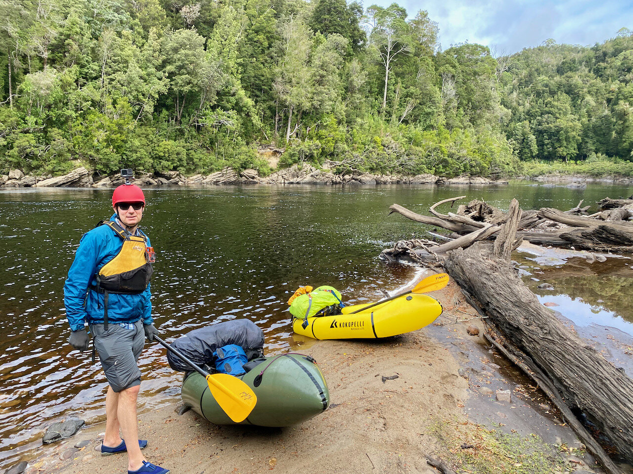 Sympton steen terwijl Hiking the Eagle Creek Track and Packrafting the Lower Franklin River —  Chasing Cheetahs