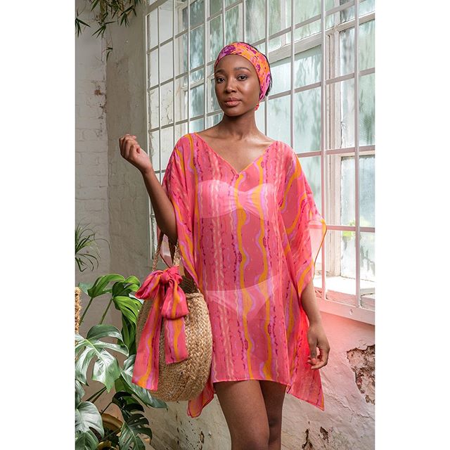 Two ways to style our Eleuthera Waves kaftan - detach the belt and adorn your woven bag with it and simply pair the kaftan with a coordinating head scarf and white bikini 👙 or (swipe for the 2nd look) go full boho and pile on the chunky necklaces an