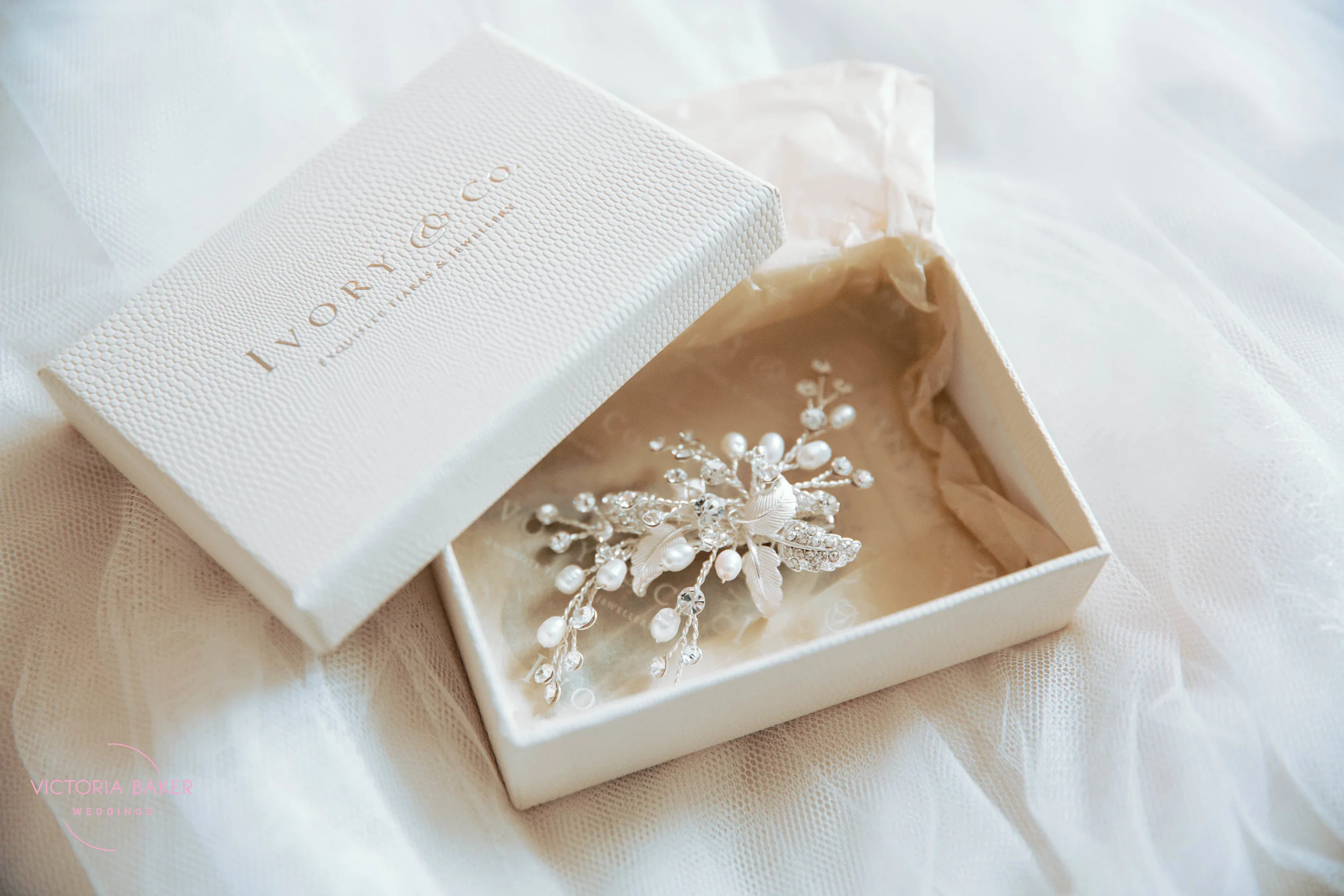 VICTORIABAKERWEDDINGSAbby&MattBarmbyfieldBarnWeddingPhotographer-15.jpg