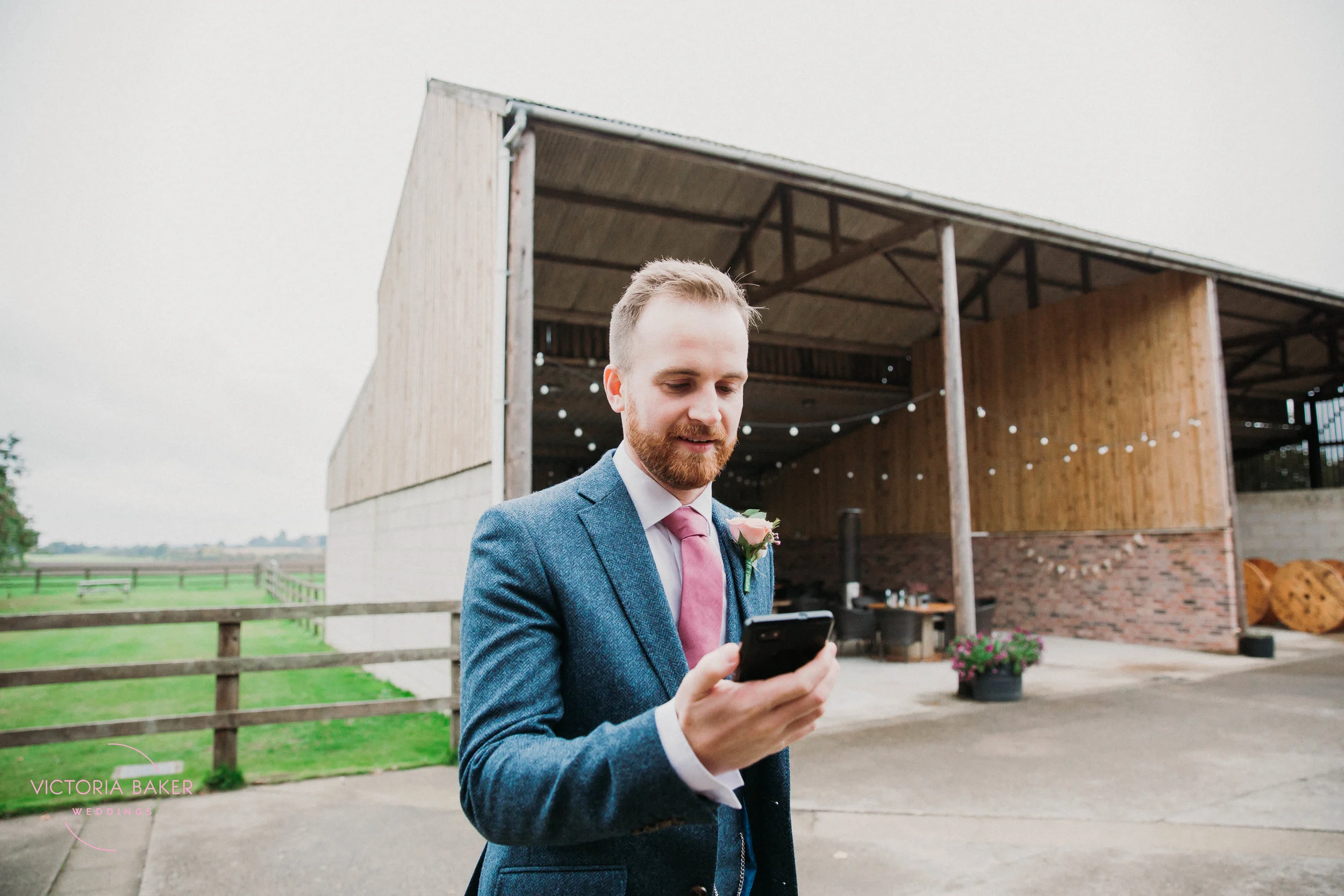 VICTORIABAKERWEDDINGSAbby&MattBarmbyfieldBarnWeddingPhotographer-158.jpg