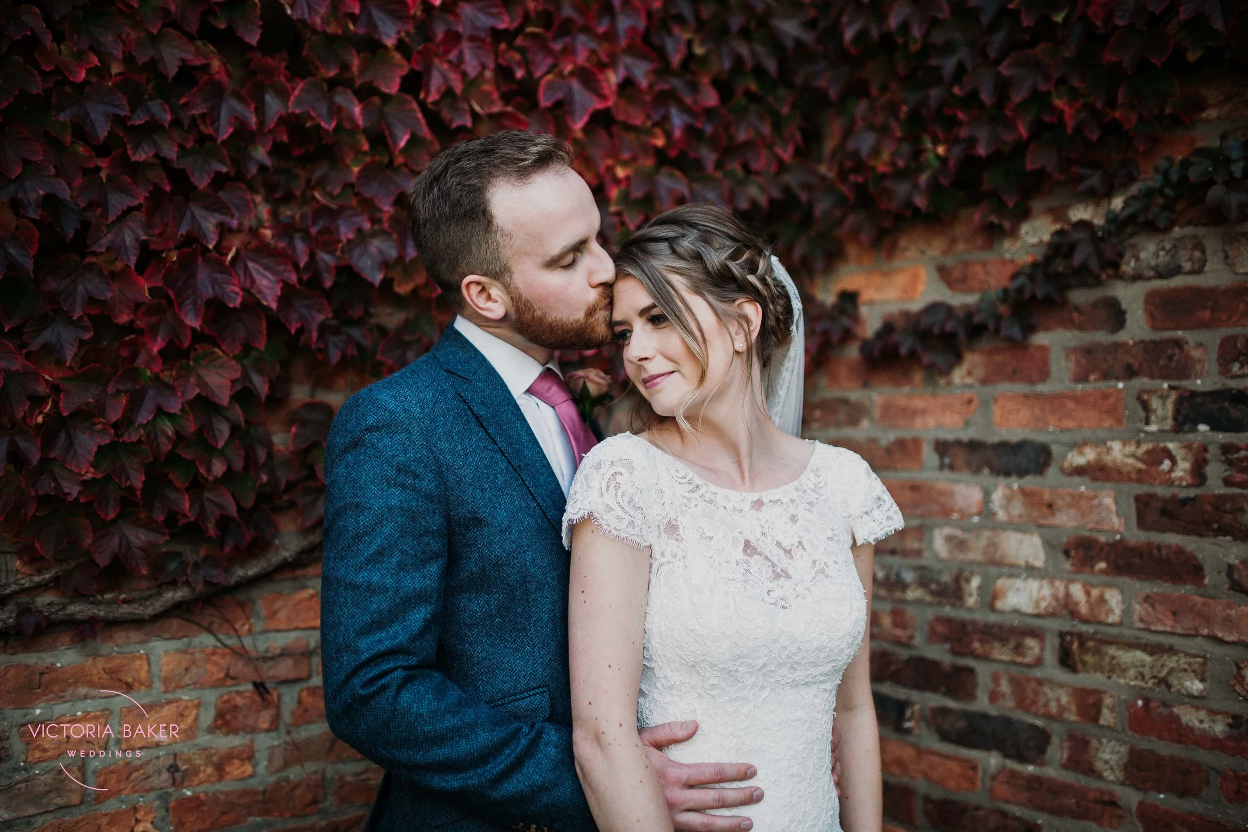 VICTORIABAKERWEDDINGSAbby&MattBarmbyfieldBarnWeddingPhotographer-558.jpg