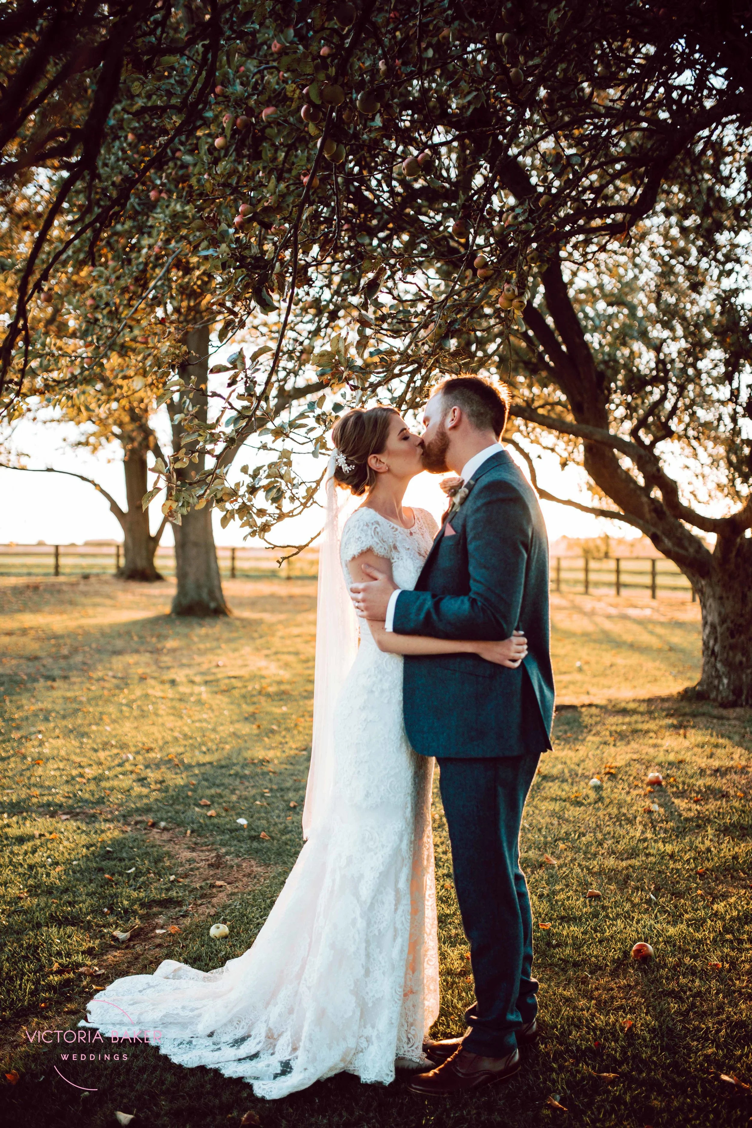 VICTORIABAKERWEDDINGSAbby&MattBarmbyfieldBarnWeddingPhotographer-607.jpg