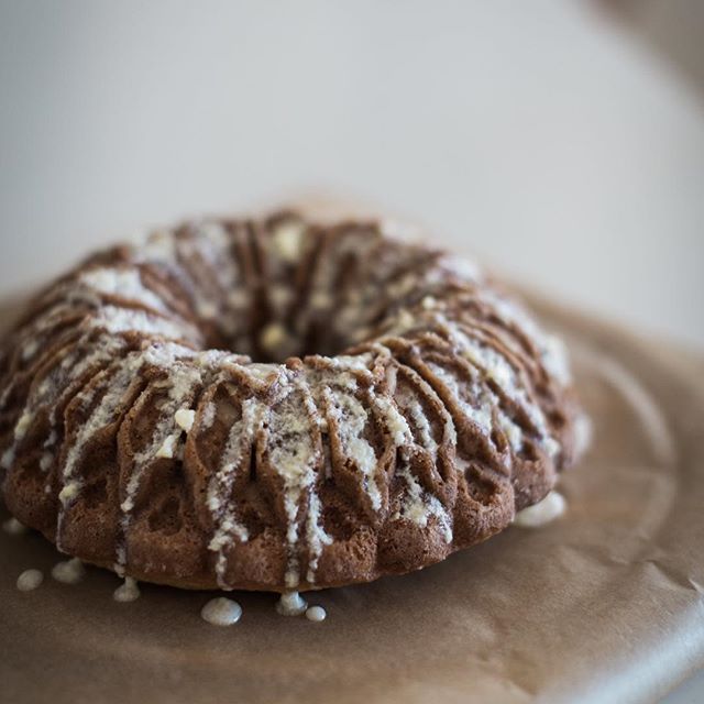 A perfect simple cake for the season. The Holiday Bee Hive Cake. Easy, quick and a wonderfully presentable dessert to serve with tea. Link in profile. 📸@kculp_com
.
.
.
.
#recipe #food #cake #delicious #yummy #bundt #nordicware #instafood #recipes #