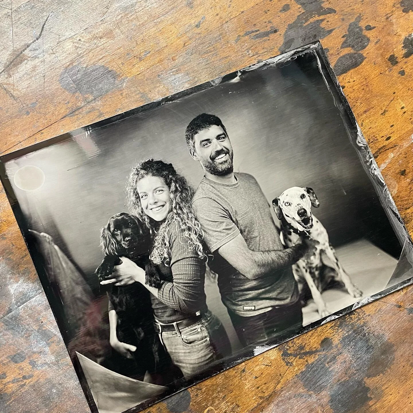 Hoy hemos cumplido otro reto 🔥
..
Cuando adem&aacute;s de un perro, son dos&hellip;
Y a&uacute;n encima uno blanco y otro negro&hellip;
😅😅😅
Ya de por s&iacute; el tintype es una t&eacute;cnica muy minuciosa, pero en fotograf&iacute;as como esta, 