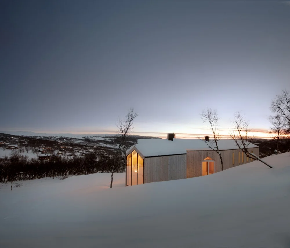 Split View Mountain Lodge in Norway. Photos ©Søren Harder Nielsen, Courtesy of Reiulf Ramstad Arkitekter.