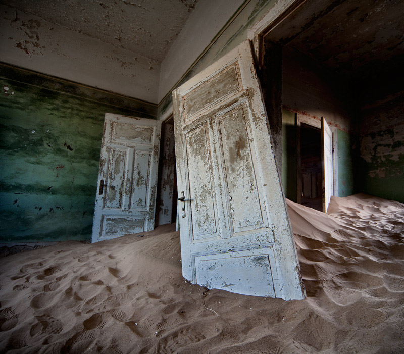 indoor-desert-photos-by-Alvaro Sanchez-Montanes-door.jpg