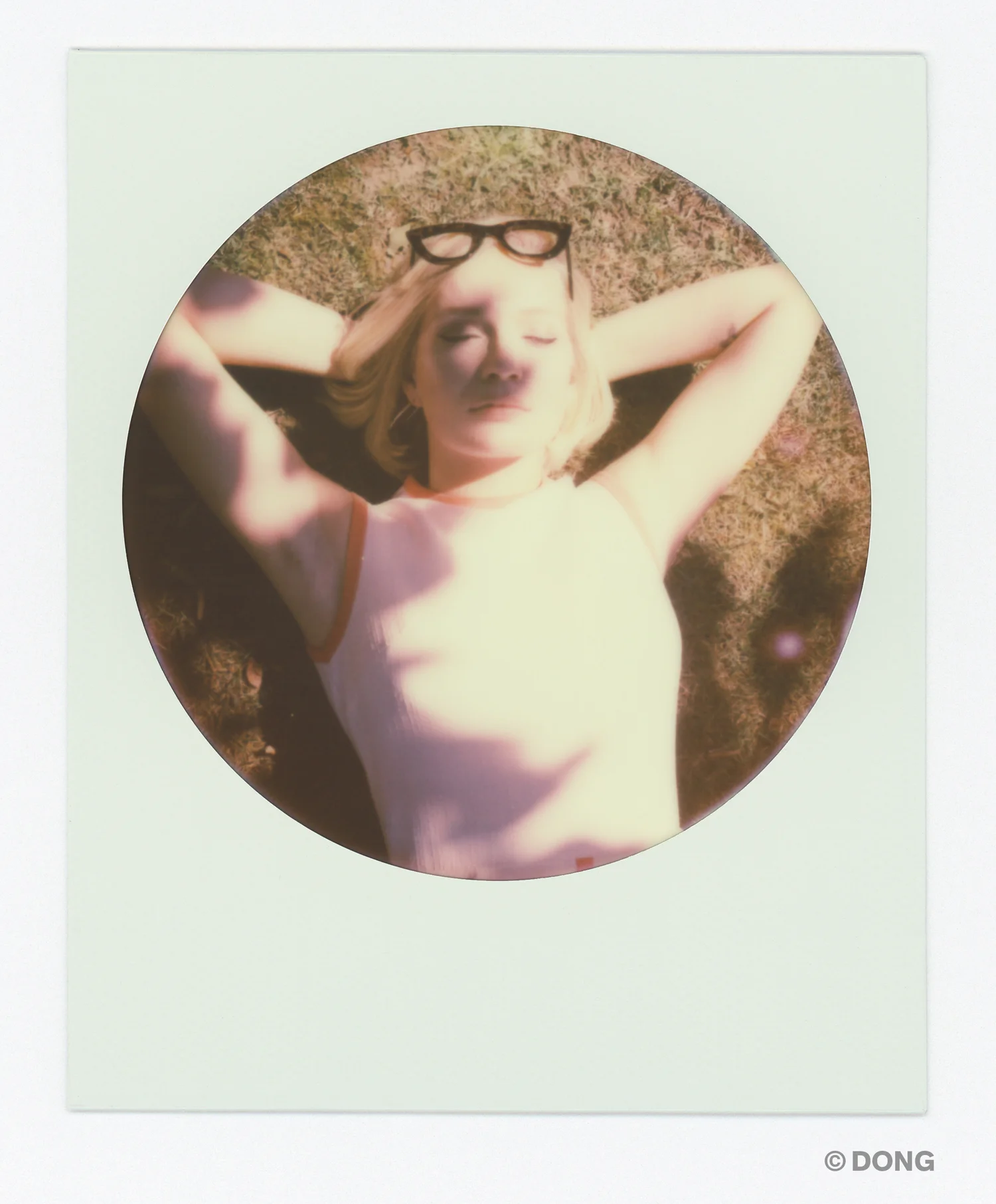2298_Polaroid_Sx70_circle.jpg