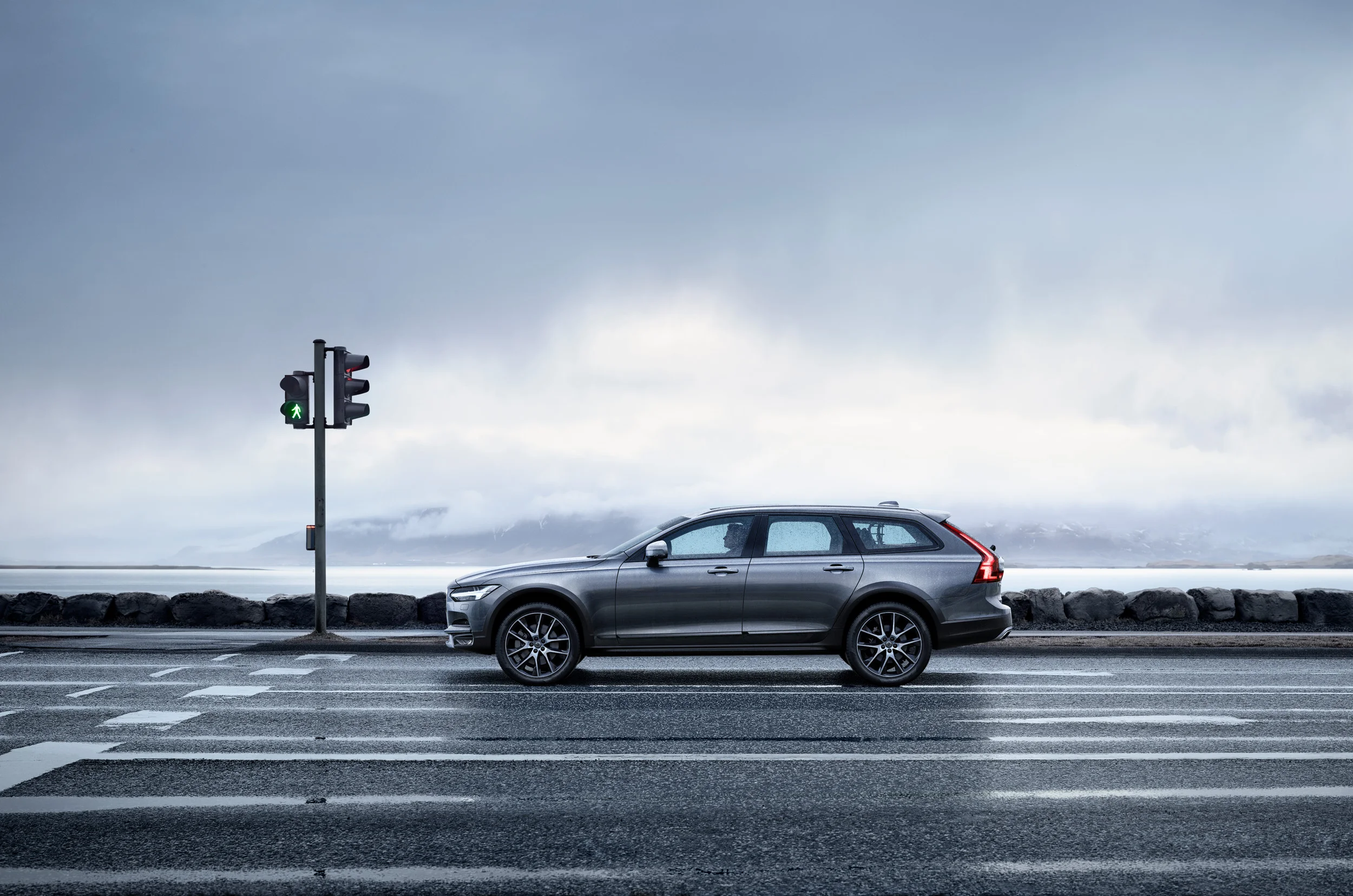 V90CC_TrafficLight-01-PROFILE_C-V06_TIM00090_.jpg