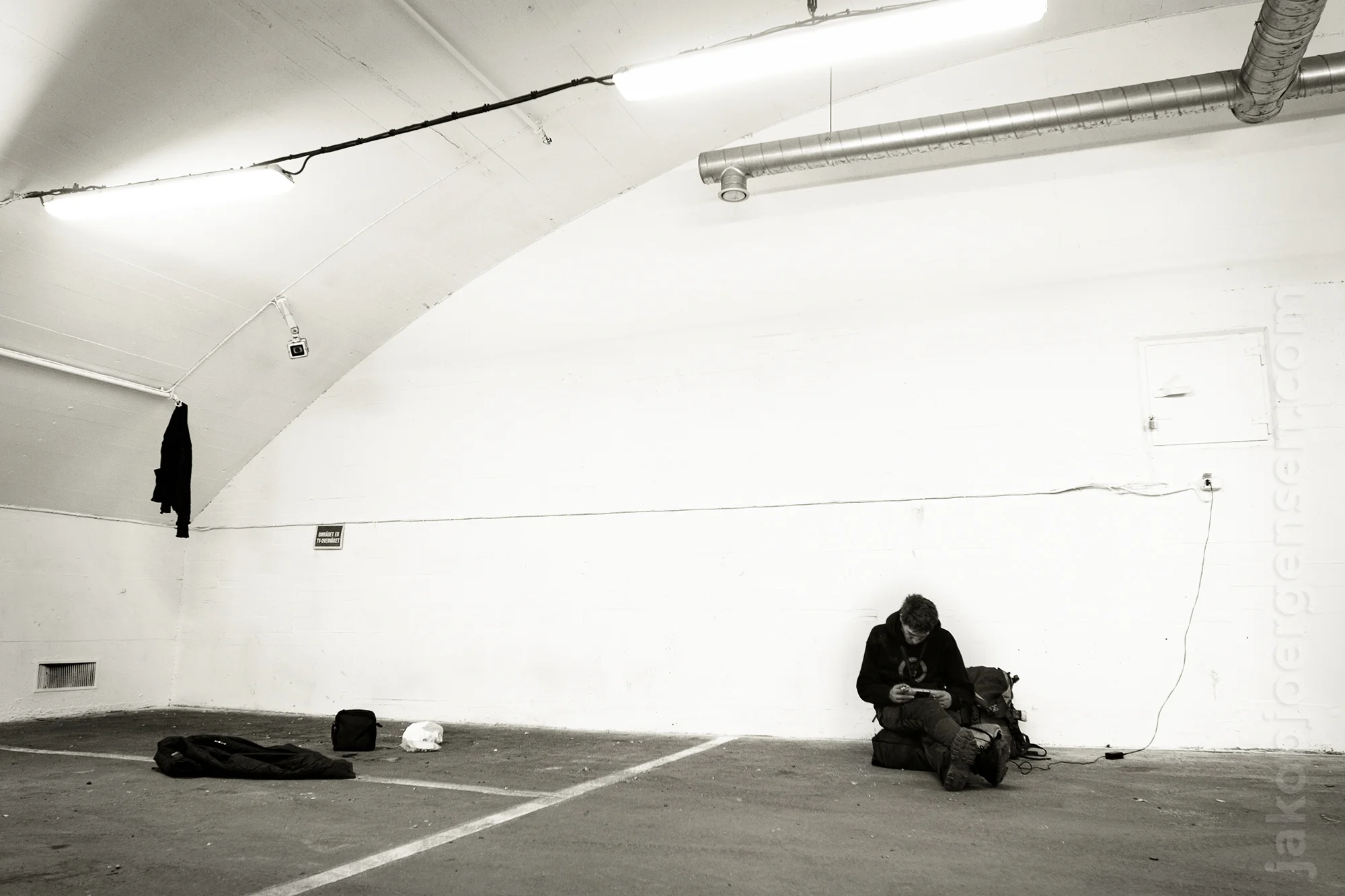 Eddies livingroom. A couple of floors beneath the stylish streets of
Oslo Eddie finds time to relax for a while. The parking lot serves as a
shelter against the cold and other people. It is heated, has running
water and electricity. The guards come by on a daily basis and throws
addicts out.