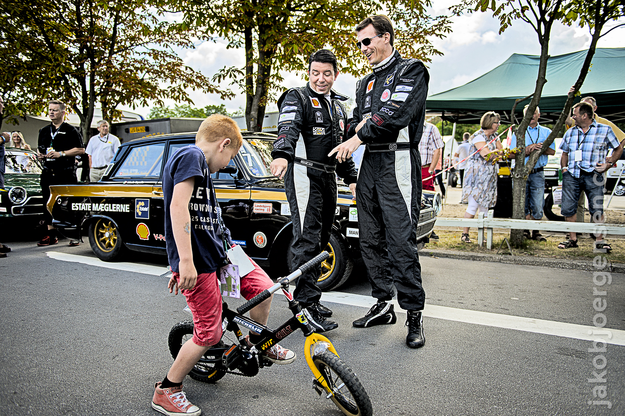 Prins Joachim og Oscar Davidsen Siesbye beundrer en drengs cykel. Det ligner umiddelbart en scene fra Krysters Kartel, men de to var imponerede af cyklen, og det virkede ikke til at drengen anede hvem Prins Joachim var.