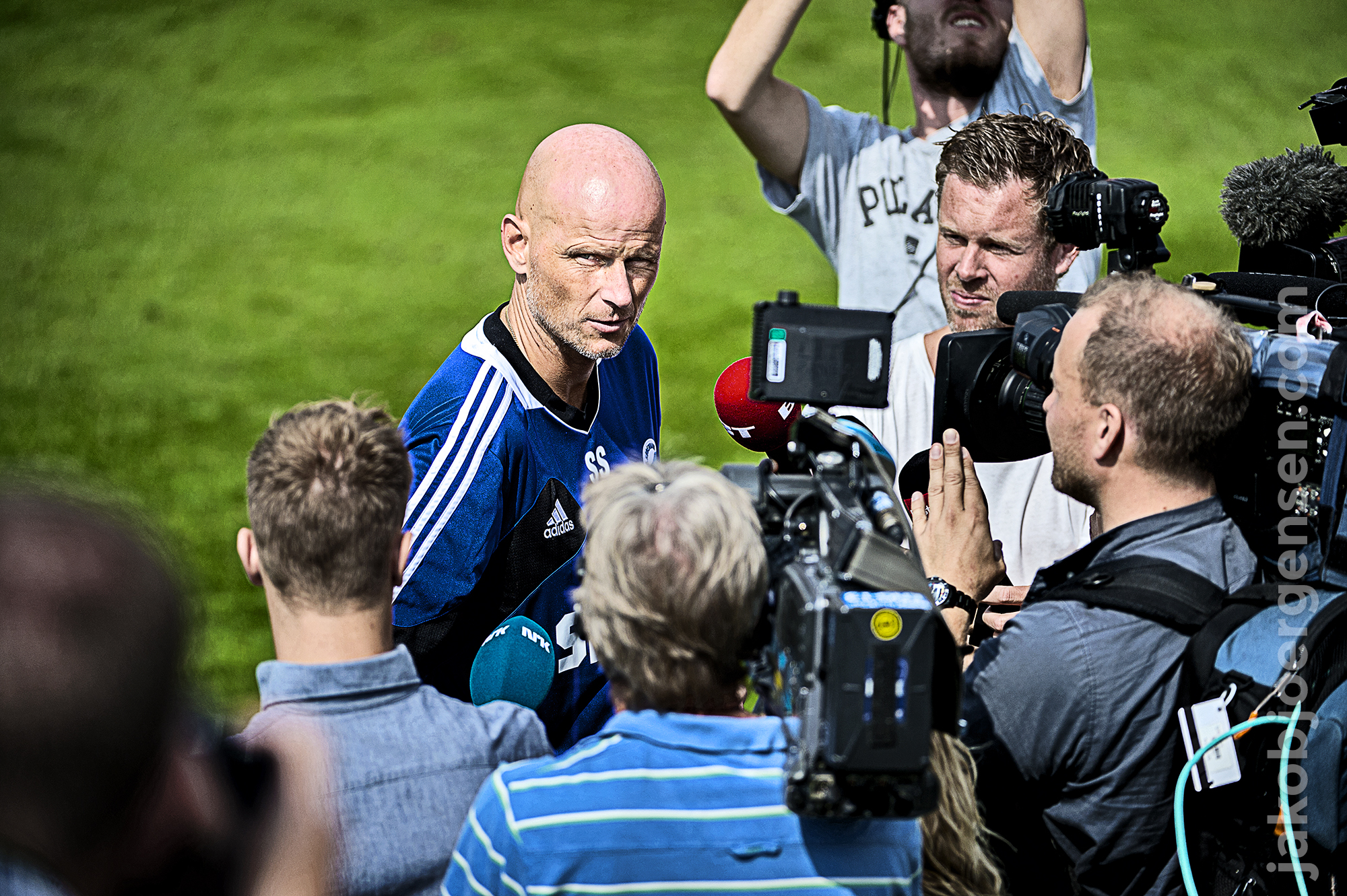 Pressemøde på græsset. Pressen var massivt tilstede, og Ståle svarede på et utal af spørgsmål fra nysgerrige journalister.