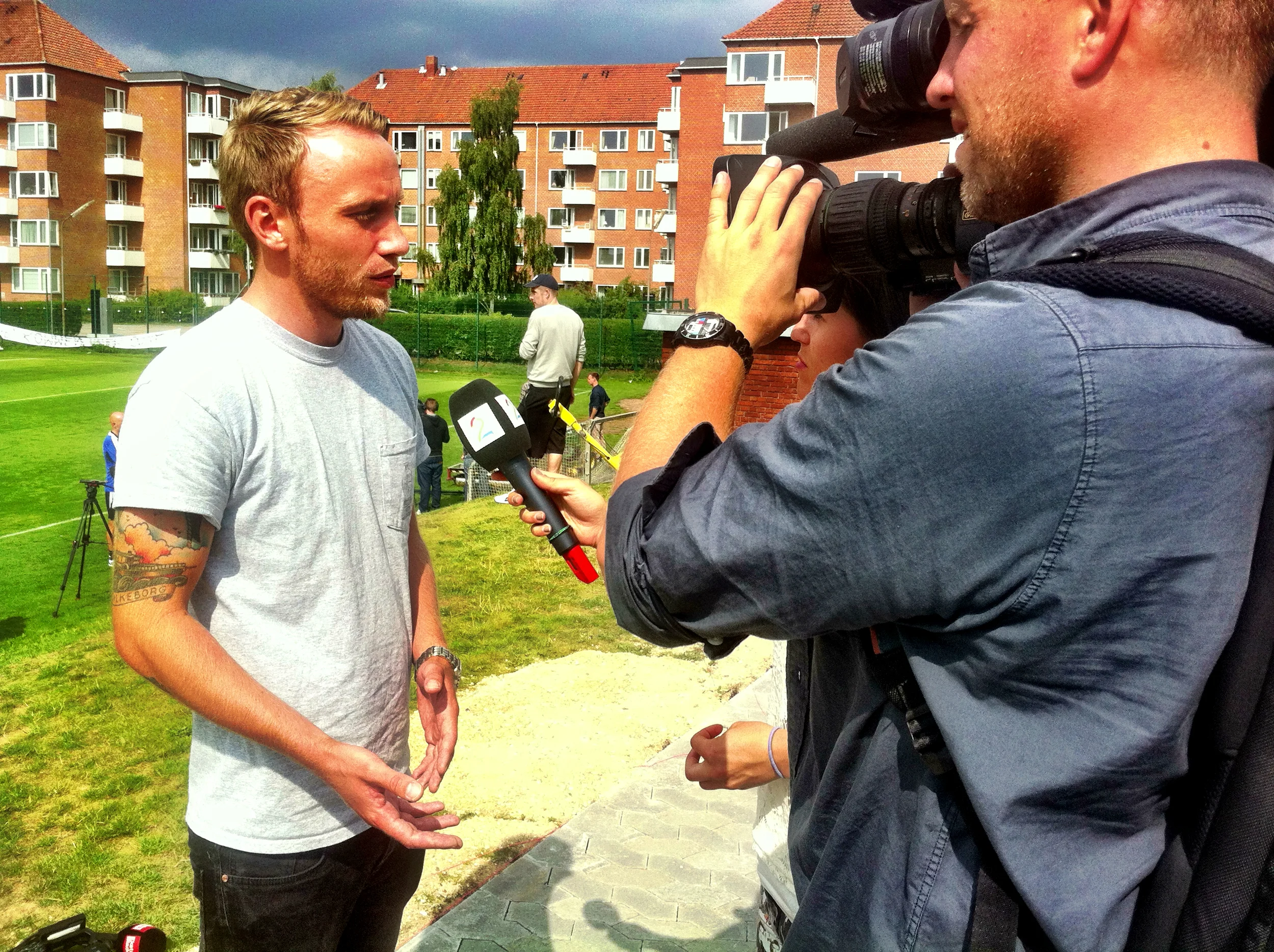 (Iphone-foto) Min kollega, journalist Jon Pagh fra Ekstra Bladet, bliver her interviewet til norsk TV2.