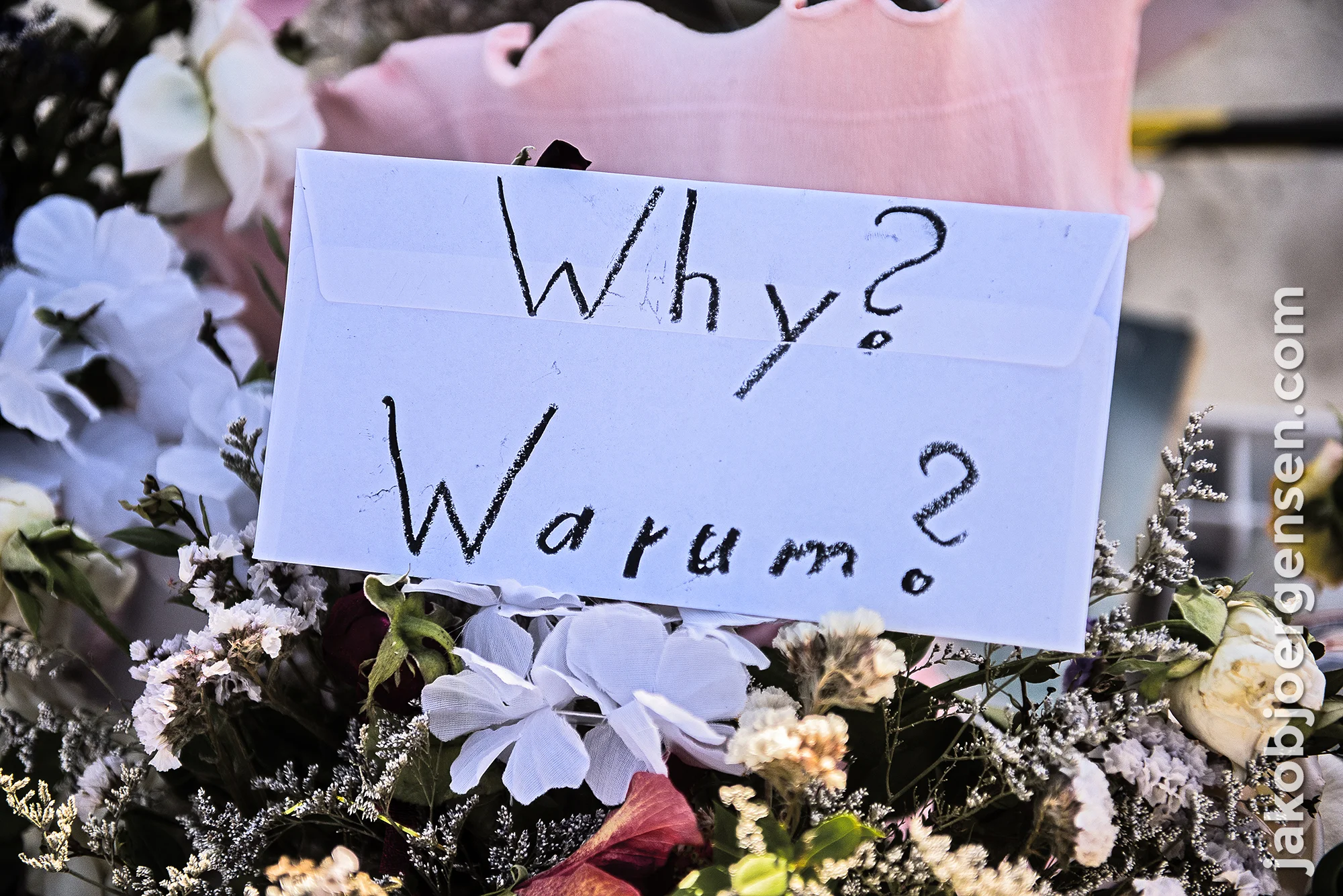 Blomster og kort på stranden i Sousse, hvor angrebet fandt sted