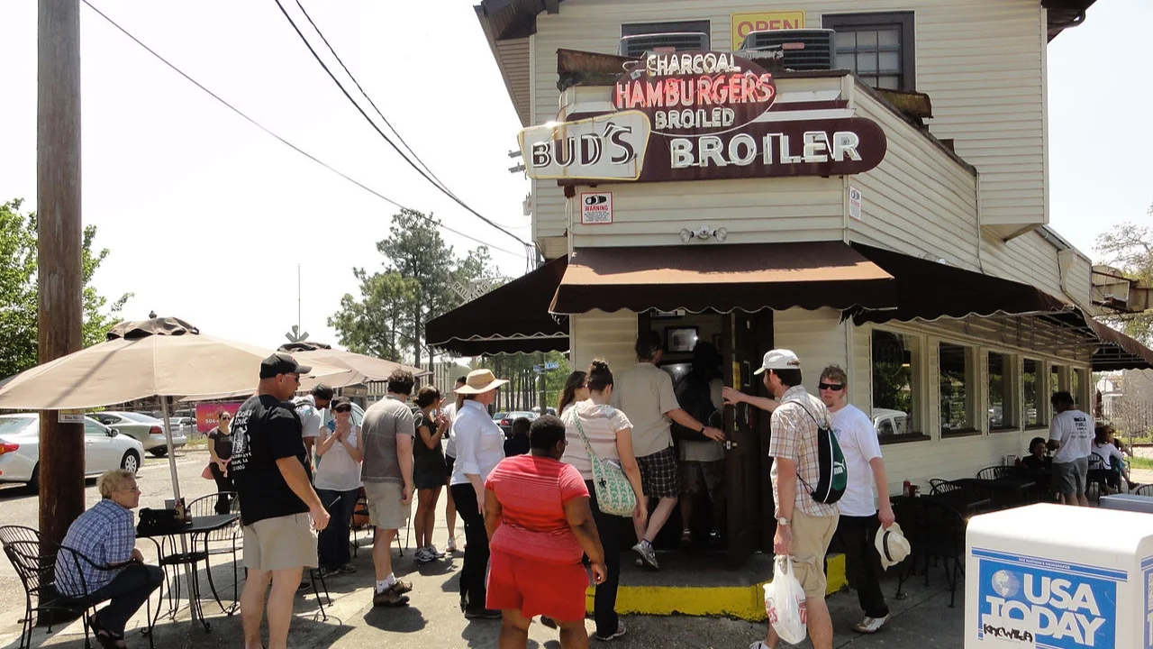 1280px-Bud%27s_Broiler_Original_Location_2011.jpg