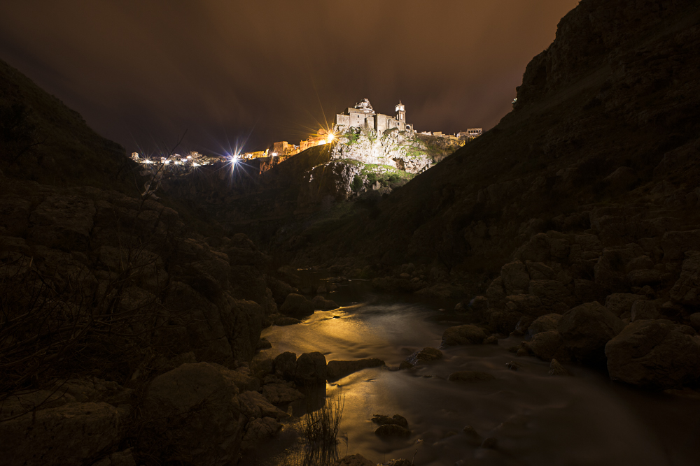Matera di notte vista dal torrente che divide i Sassi dalle Murge