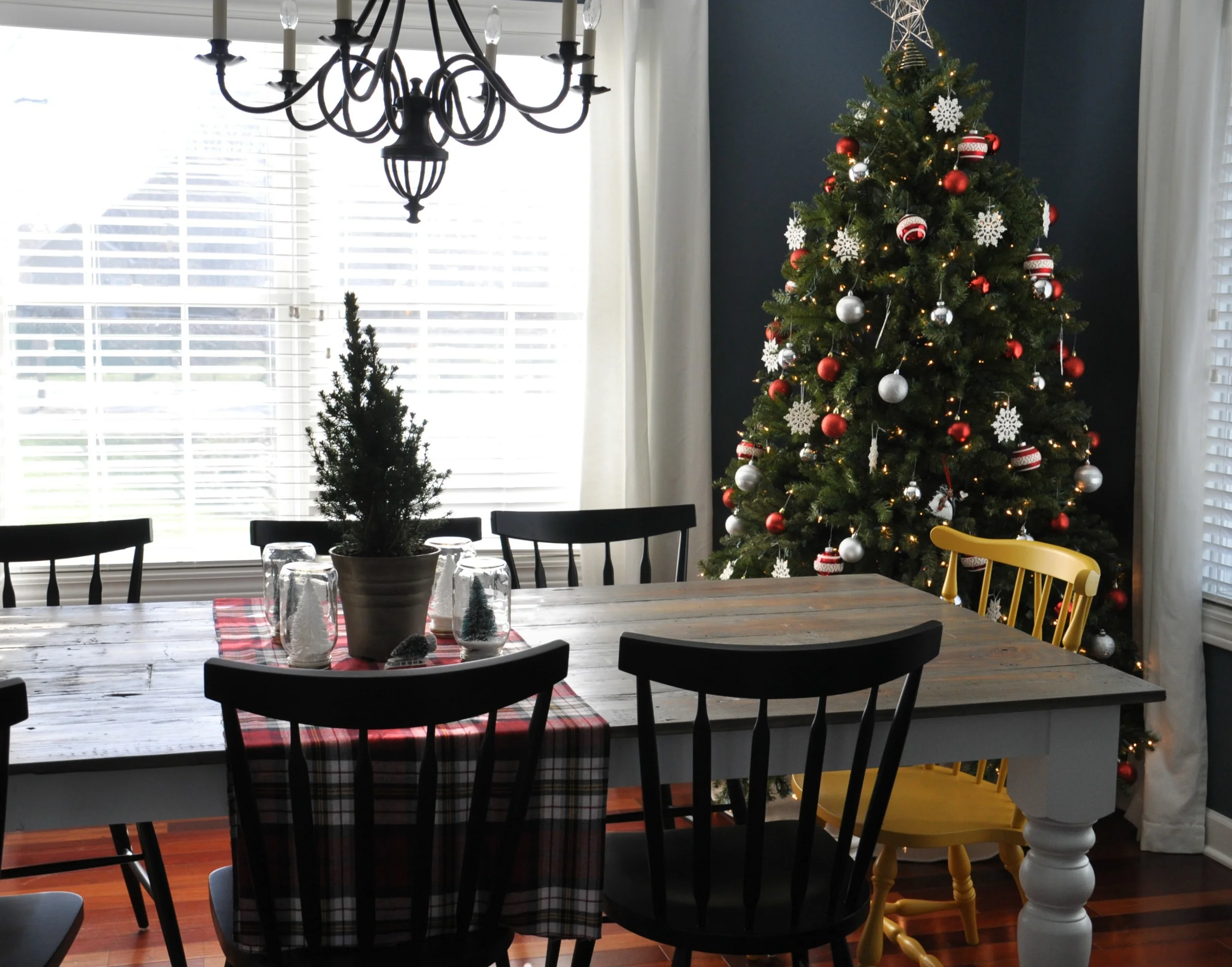 christmas dining room.jpg