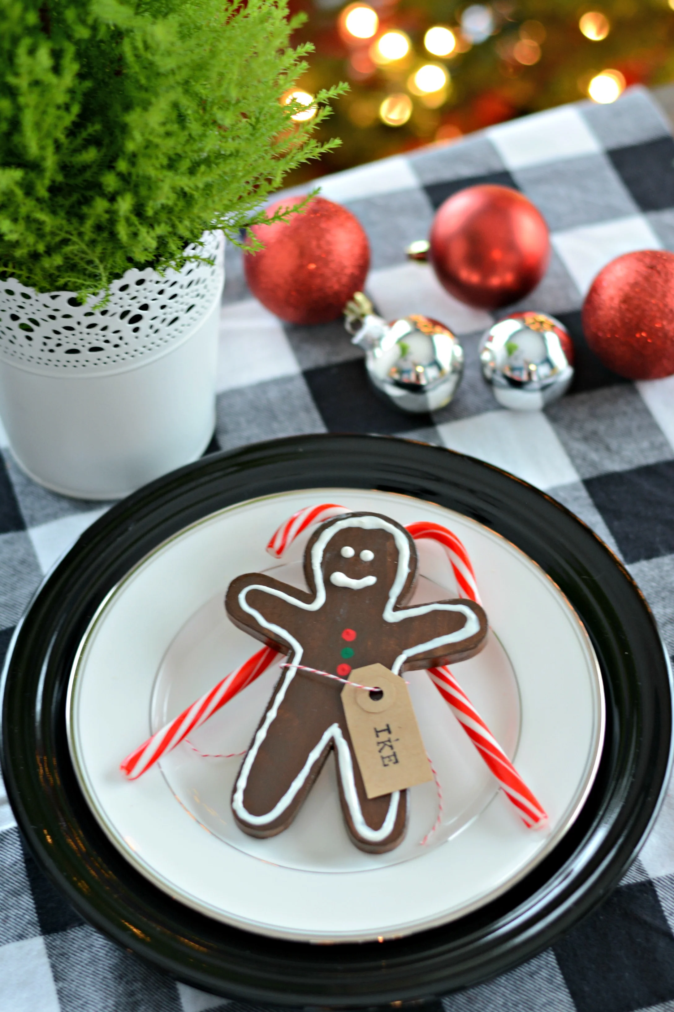 Dare to DIY: Entertain Link Up {Gingerbread Place Card}