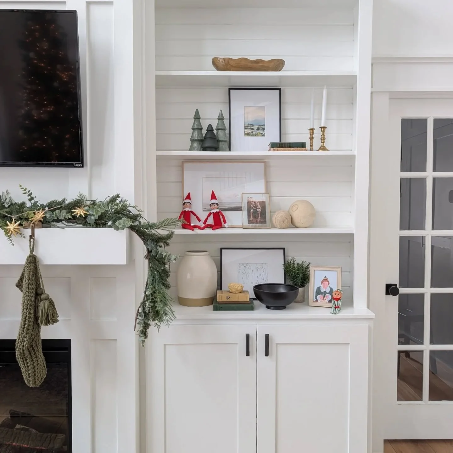 It really is the best time of the year! 🌲🤶🏻🌲

(Someone shame me into fixing that strand of lights 🥴)