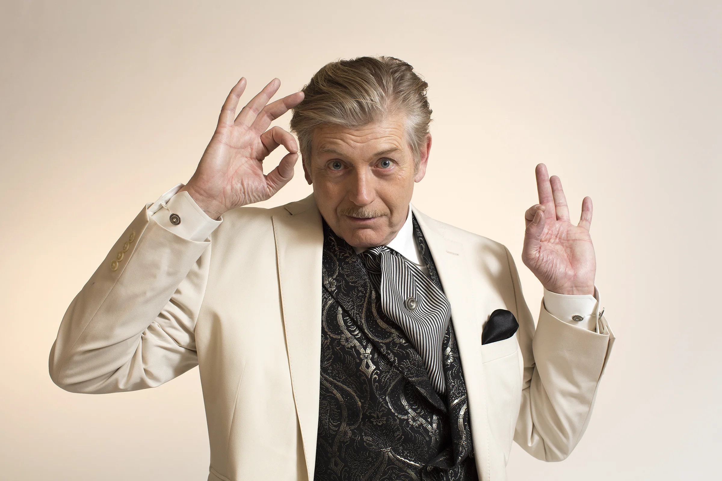   Greg Ellwand as Henry Carr  