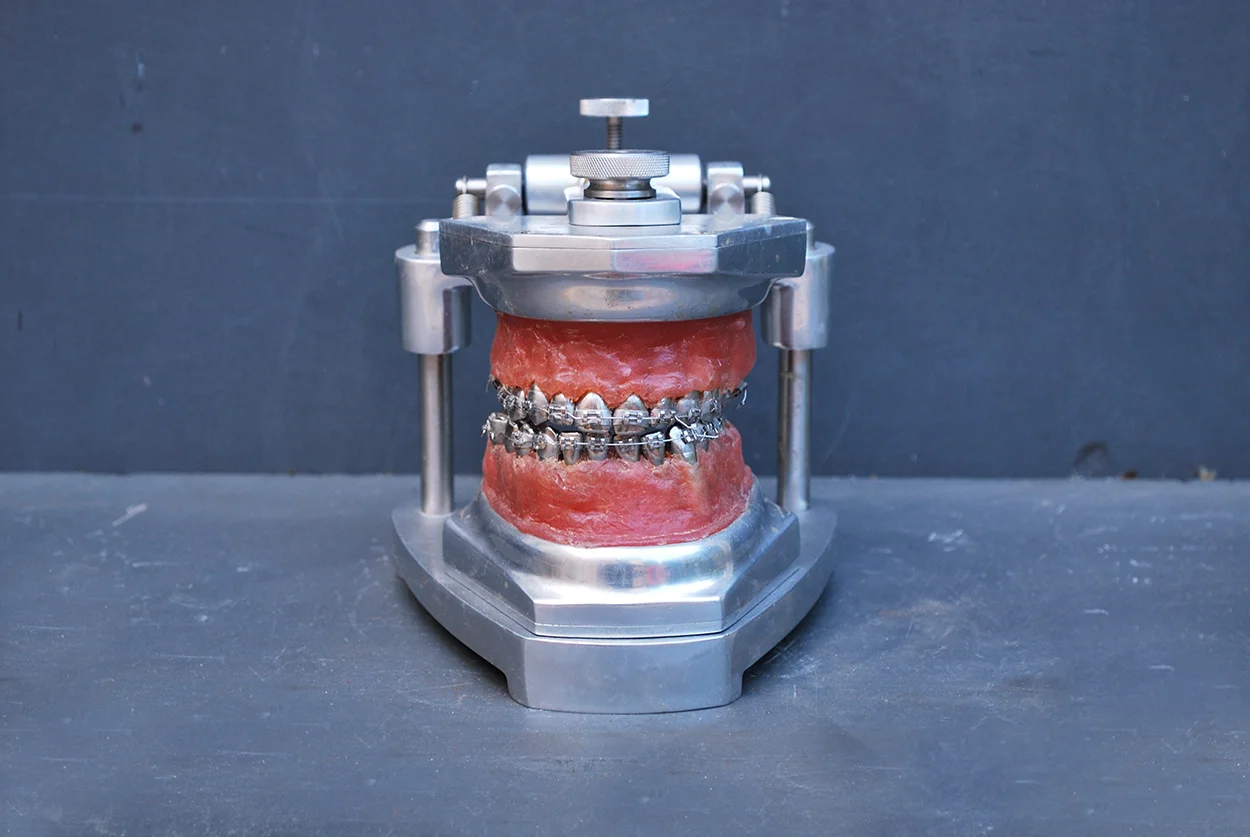 orthodontic_articulator_01.jpg