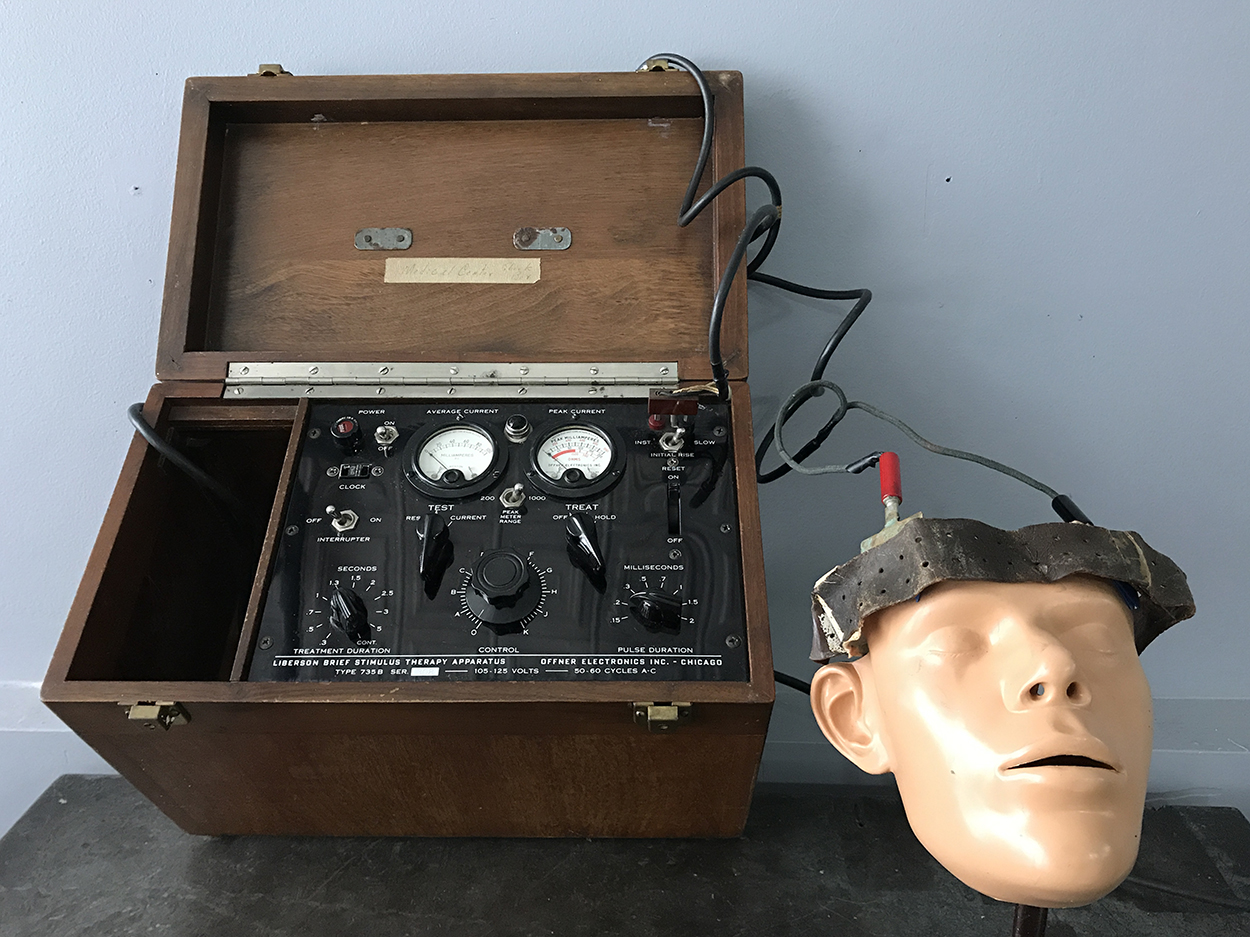 Lot 36 - A 19TH CENTURY ELECTRIC SHOCK THERAPY MACHINE