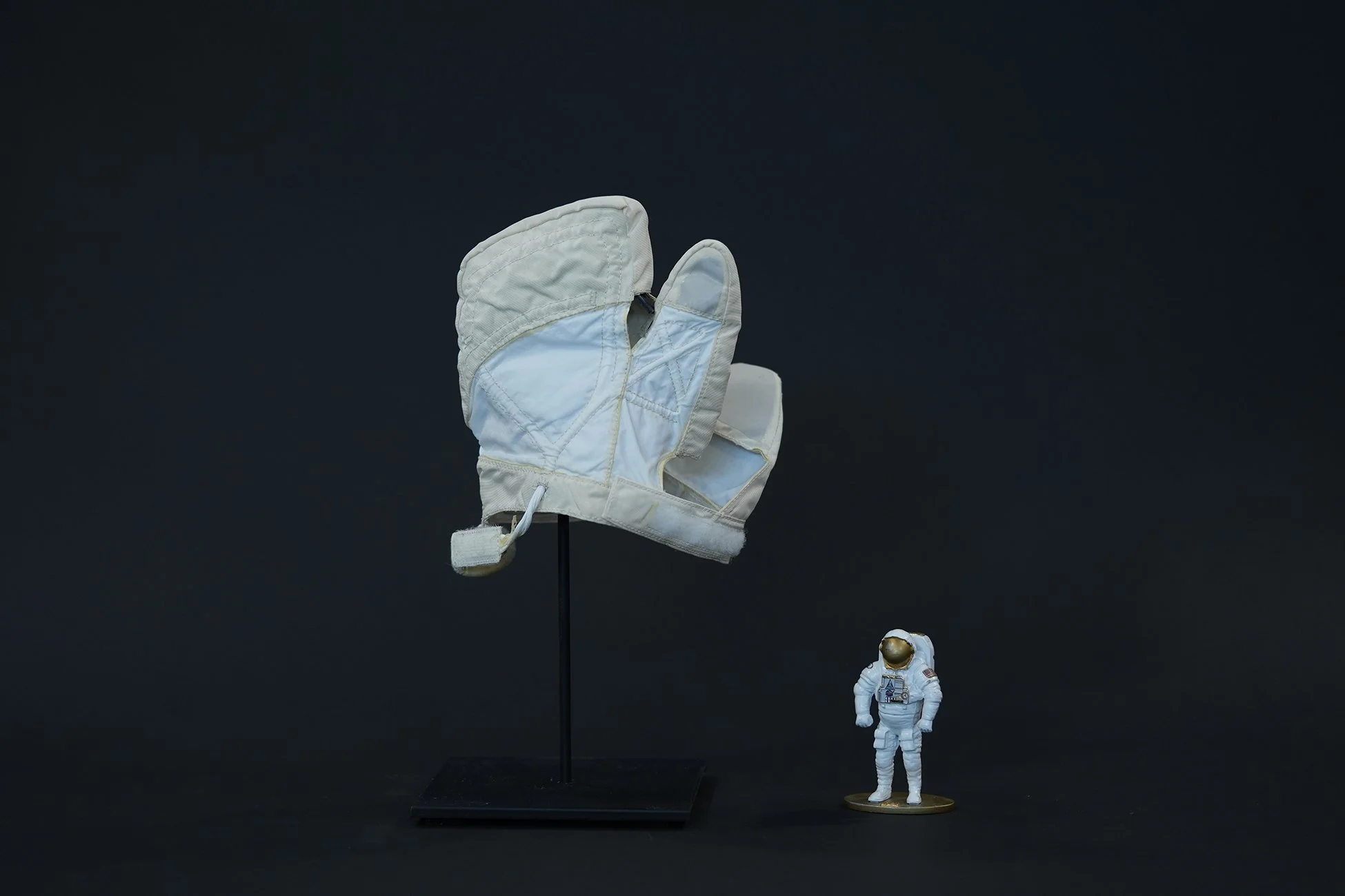 Adjustable Thermal Mitten EMU Flown NASA  Space Shuttle mission  STS-113