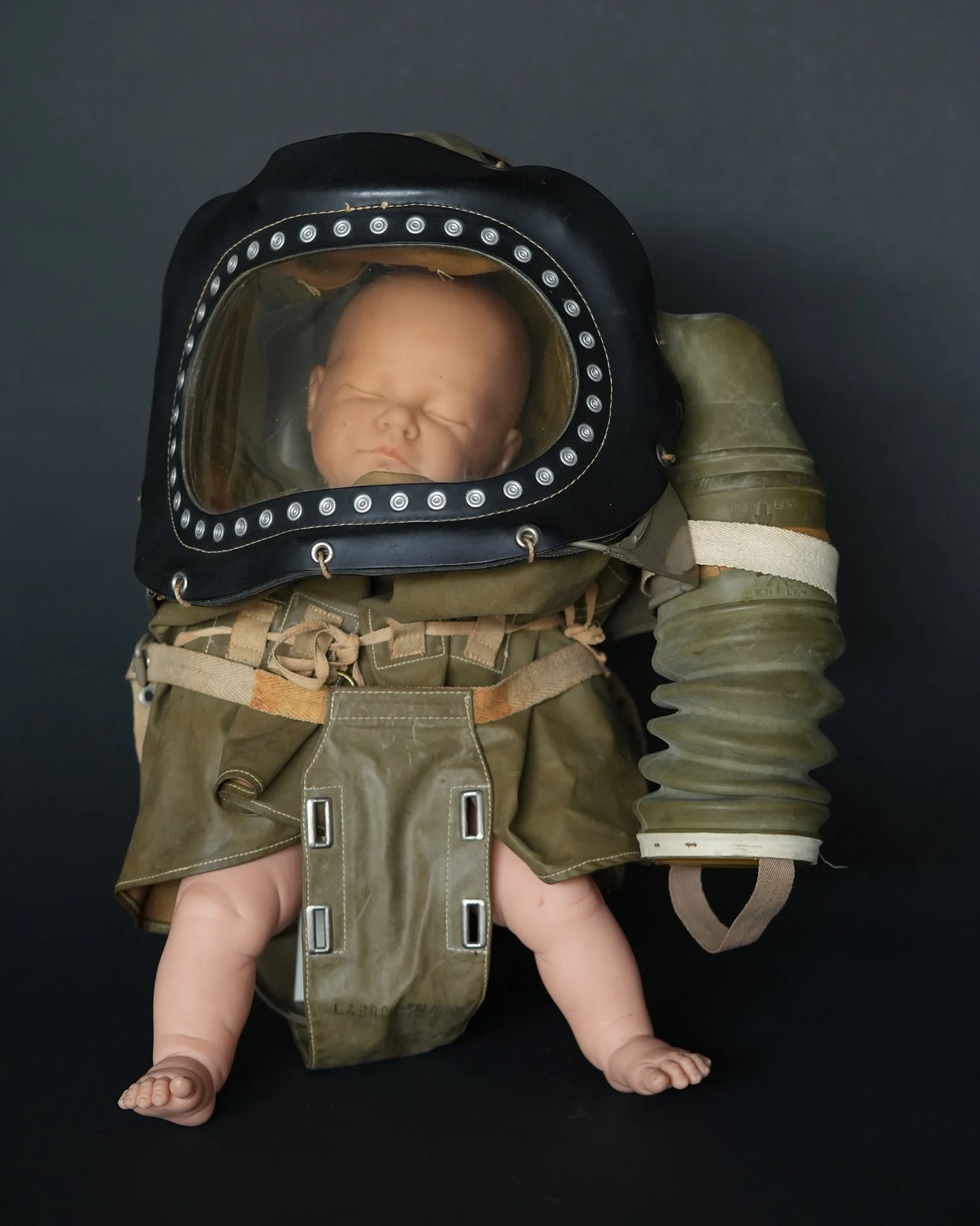 infant gas mask 01.jpg
