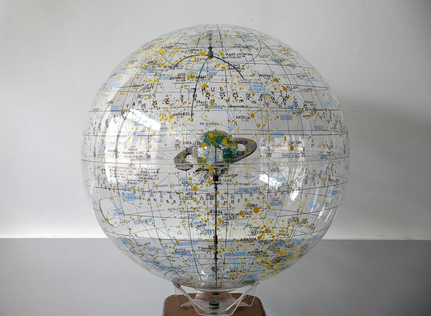 Darice Fustella E Goffratura A Forma Di Globo - Formato A6 (10,8x14,6 Cm) - Per Scrapbooking E Biglietti Fai Da Te