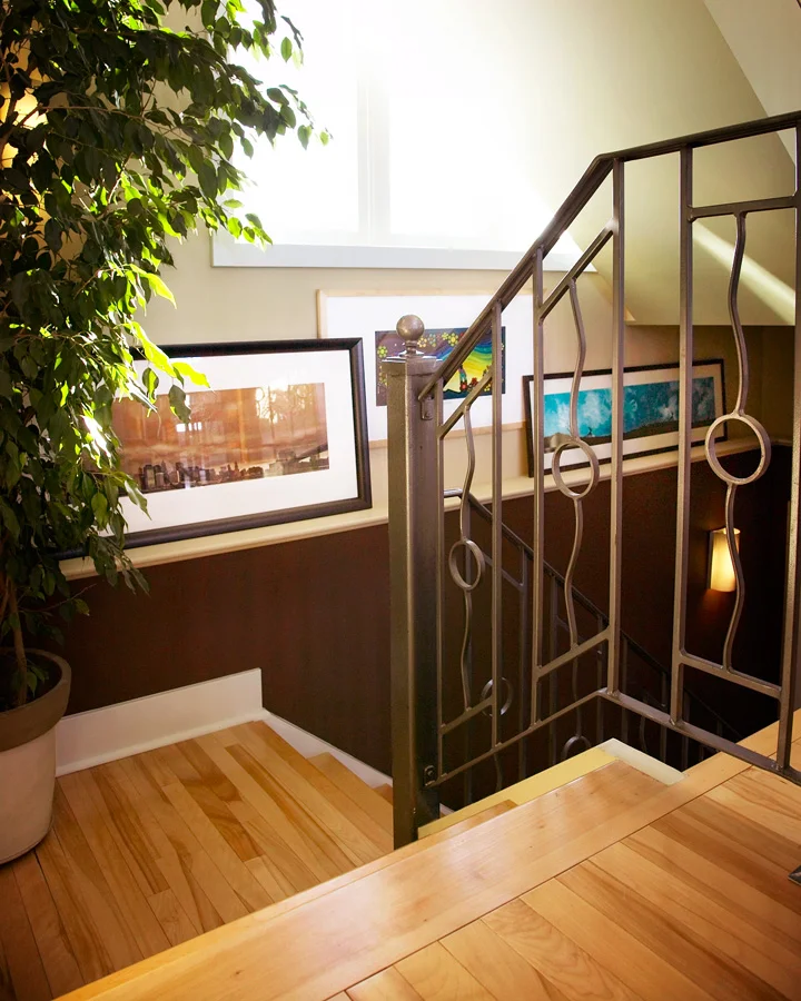 MIXED DISPLAY STYLE A pretty corner with hung and propped pieces. Notice the artwork is a nice scale for the long and narrow space. 