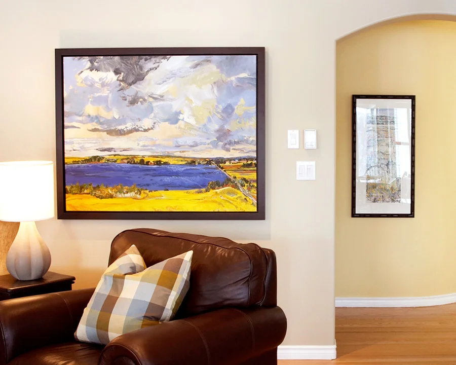 CONTINUITY Carrying the same dark frame from wall to wall and room to room ties everything together. The scale of the artwork is appropriate. 
