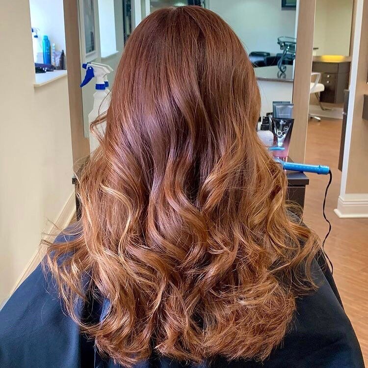 &lsquo;Tis the season for the color red &amp; we can&rsquo;t get over this gorgeous auburn balayage by Buk&eacute;s Stylist, KP {@kp.hairartist} &bull; Are your holiday appointments booked? &hearts;️ #bukesalon #chicagosalon #chicagohairstylist #aubu