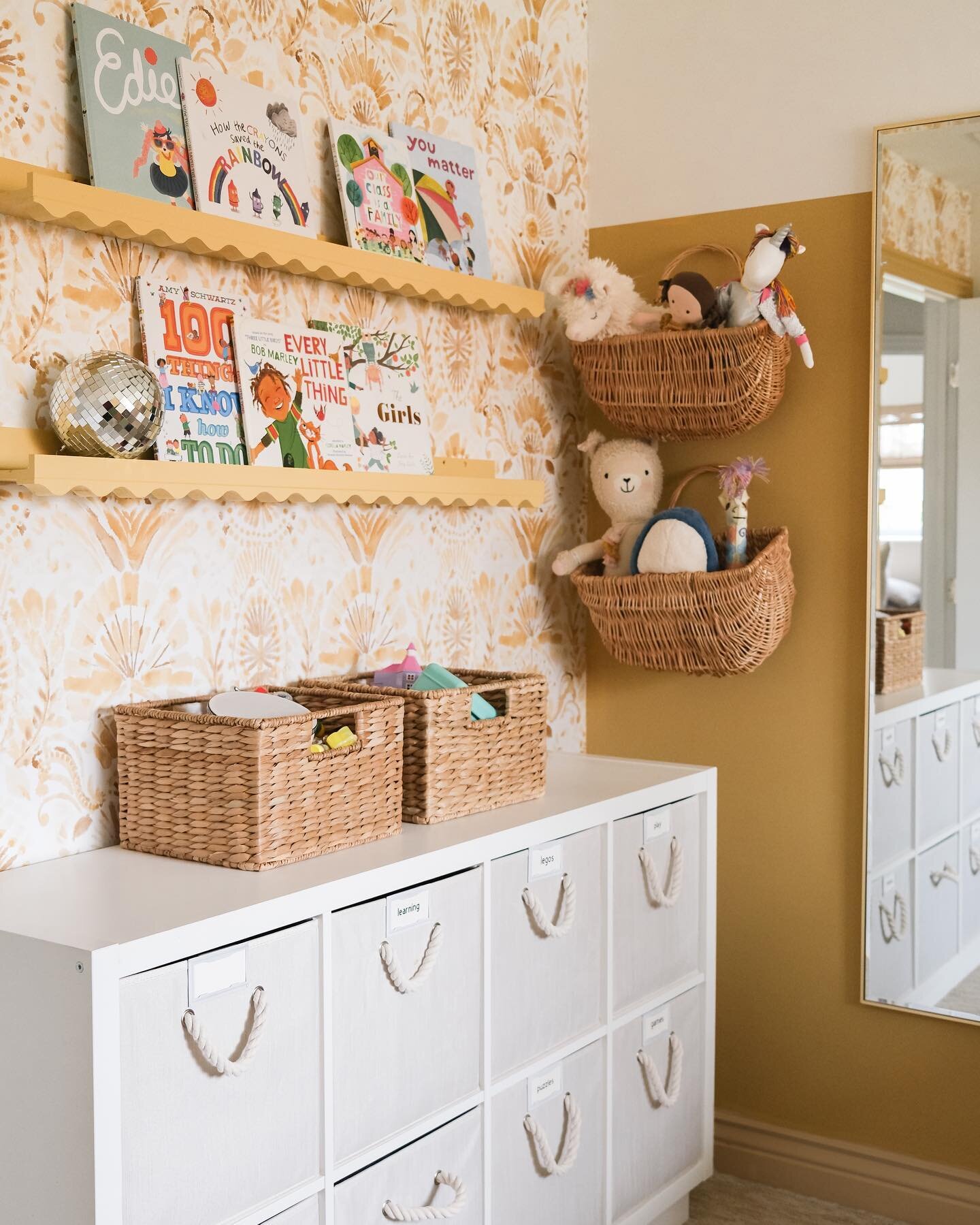 The new bookshelves deserved a place on the grid 👌🏻

Shop the post via. @shop.ltk ~ https://liketk.it/42f7S

#playroominspo #playroomideas #playroombookshelves #playroomorganization #wavebookshelf #wavybookshelves #kidsplayroom #toyorganization #bo