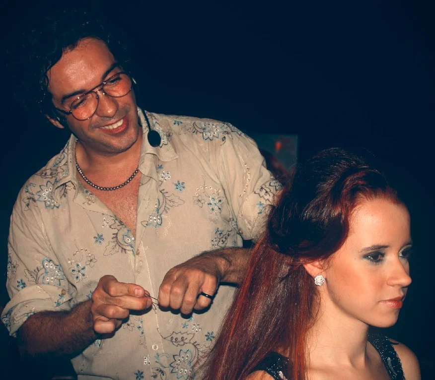 Ricardo preparando a modelo.jpg