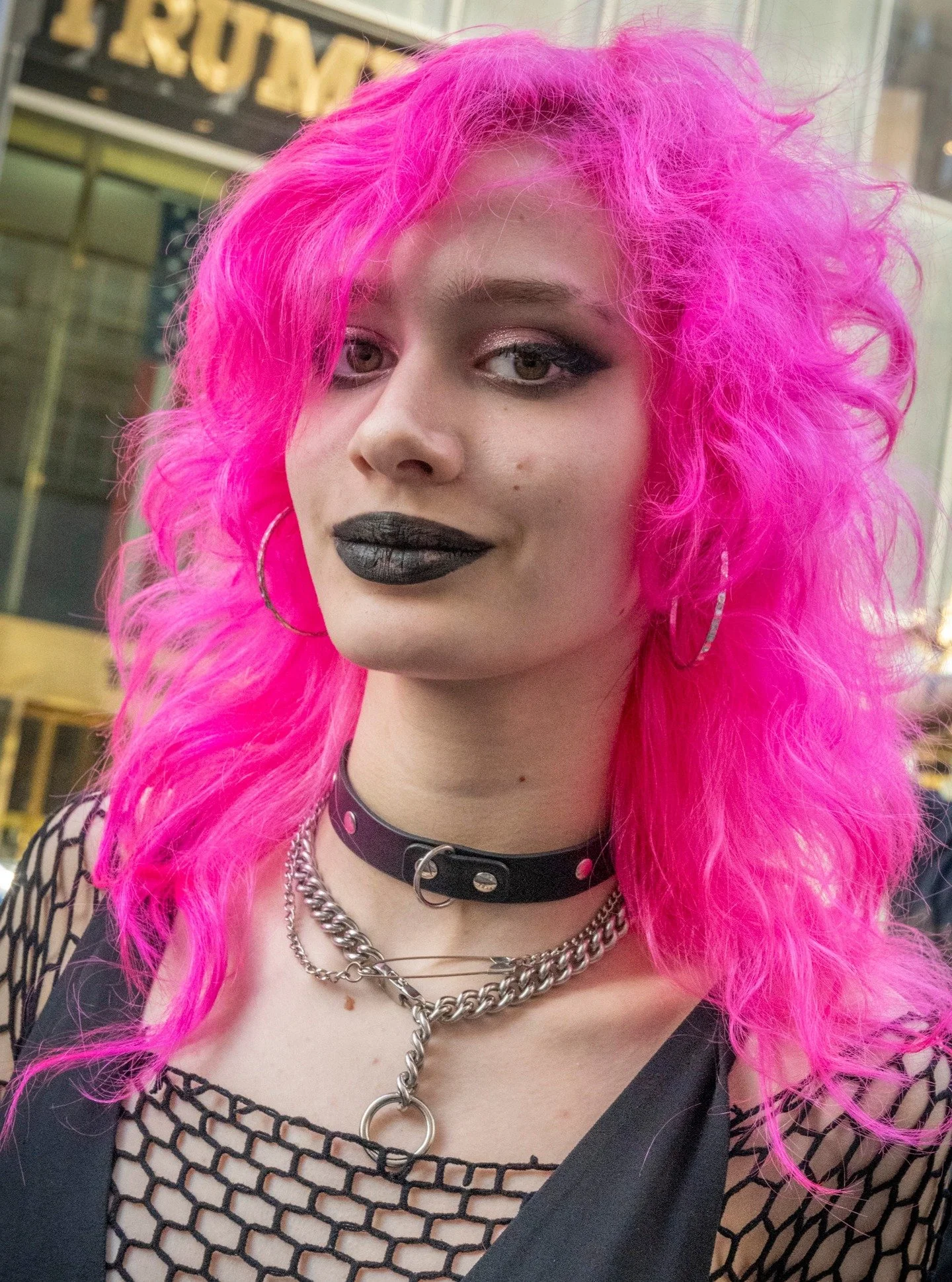 Wonderful person outside yesterday's rally at the shrine to awfulness.

#trumptower #nokings #50501 #50501movement #notmypresident #streetportraiture