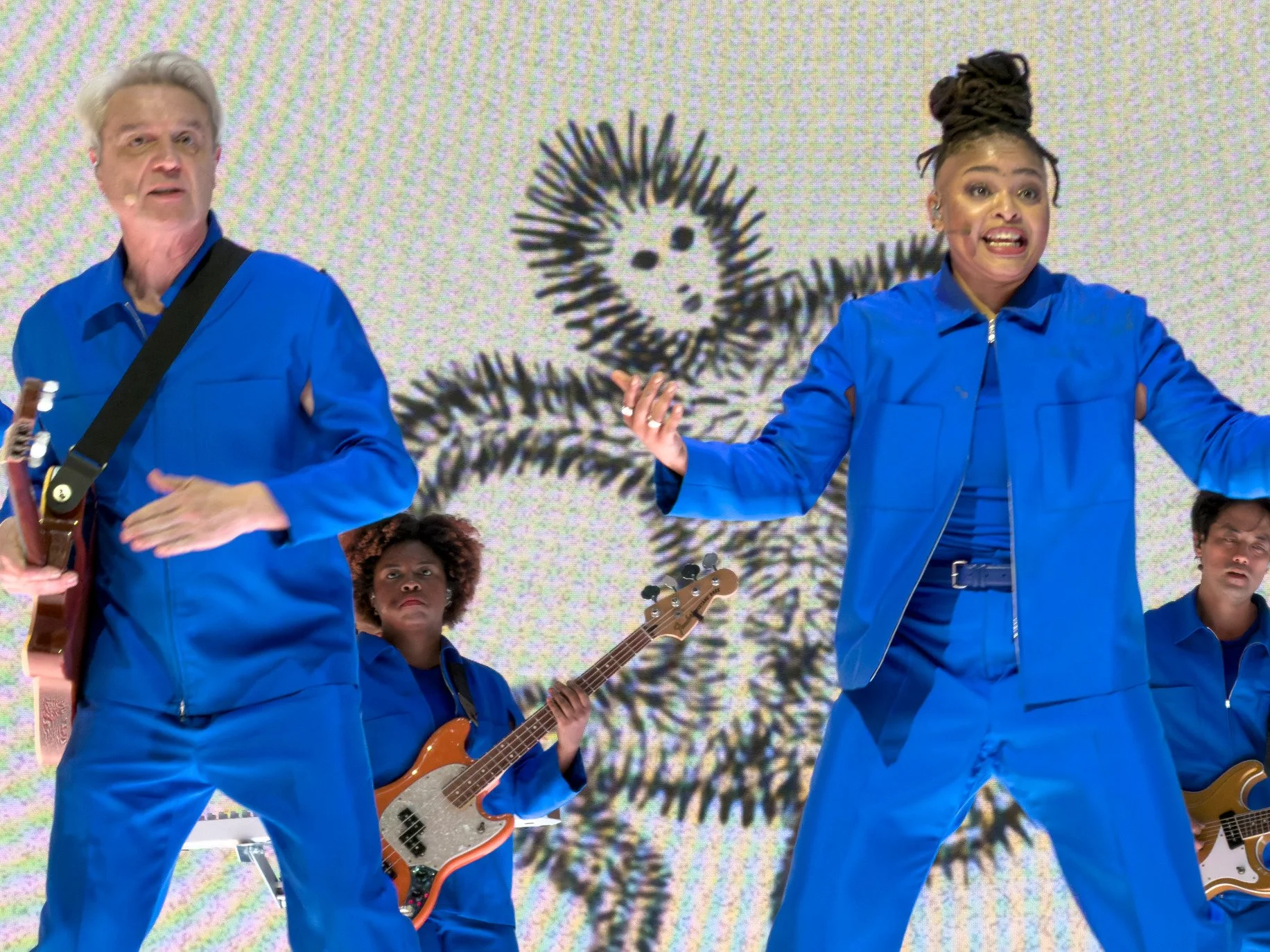 One more... from the great @davidbyrneofficial show at Radio City Music Hall.

#davidbyrne #whoisthesky #concertphoto #concertphotos #concertphotography📷 #talkingheads #hayleywilliams #paramore