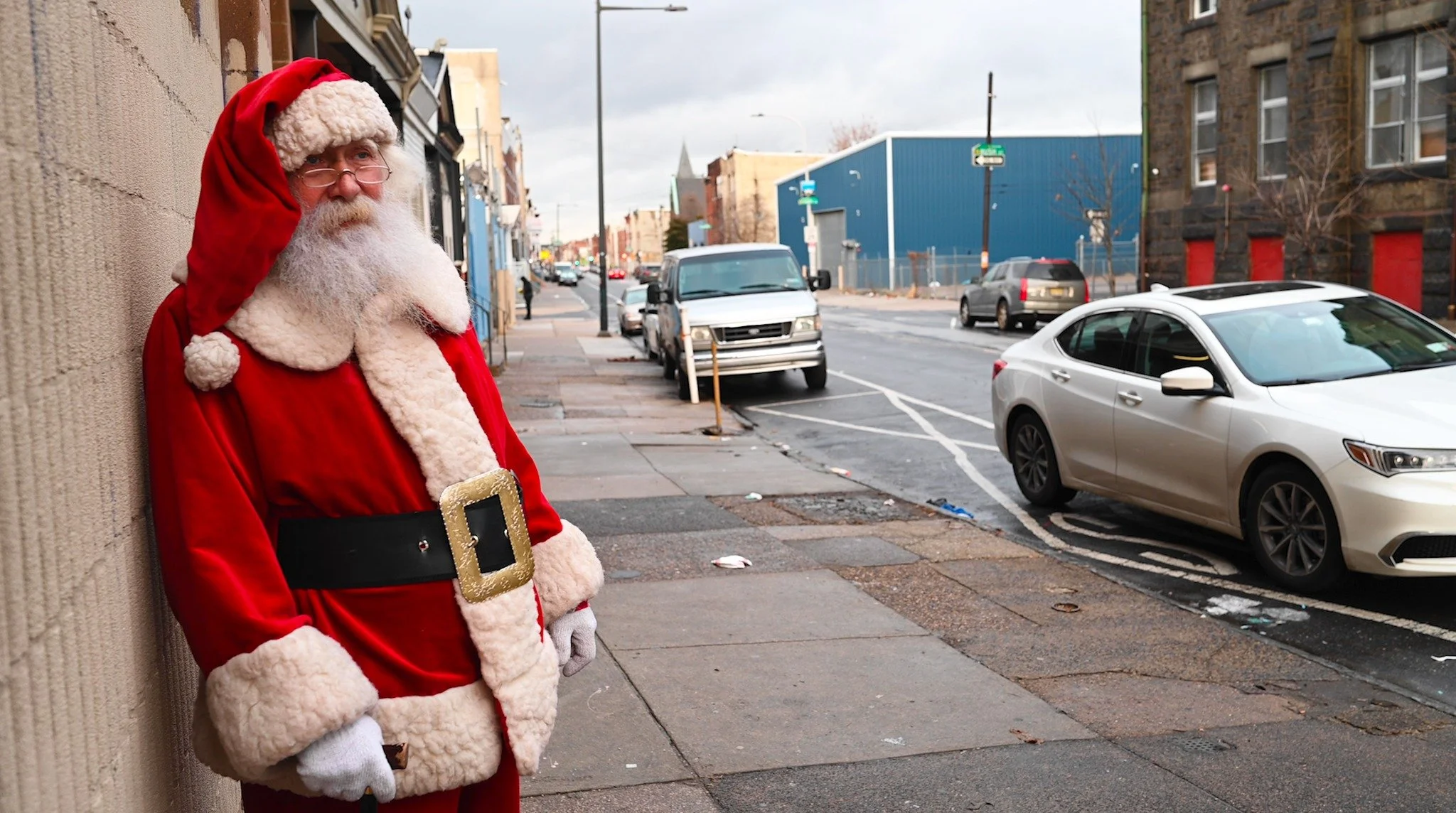 Santa in the #Kensington section of #Philadelphia.

Too many people - especially here on Instagram (you know who you are!) - only focus on the dark side of this neighborhood... the people in active addiction, the unhoused, the crime, etc. And it's us
