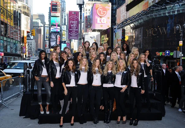 VS+supermodels+take+over+Times+Square+F6iePMC5TSNl.jpg