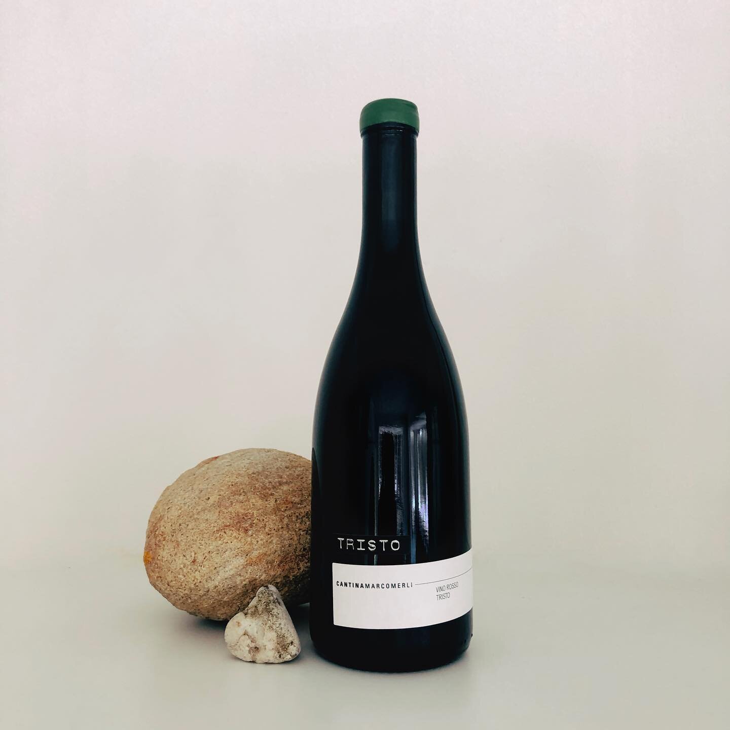 Ook nieuw in onze webshop. (Link in bio). @cantinamarcomerli Tristo Rosso

 Cantina Marco Merli kijkt ook over de landgrenzen om idee&euml;n op te doen en dat leidt ondermeer tot deze leuke originele en karaktervolle wijn. Een plezierige dorstlesser 